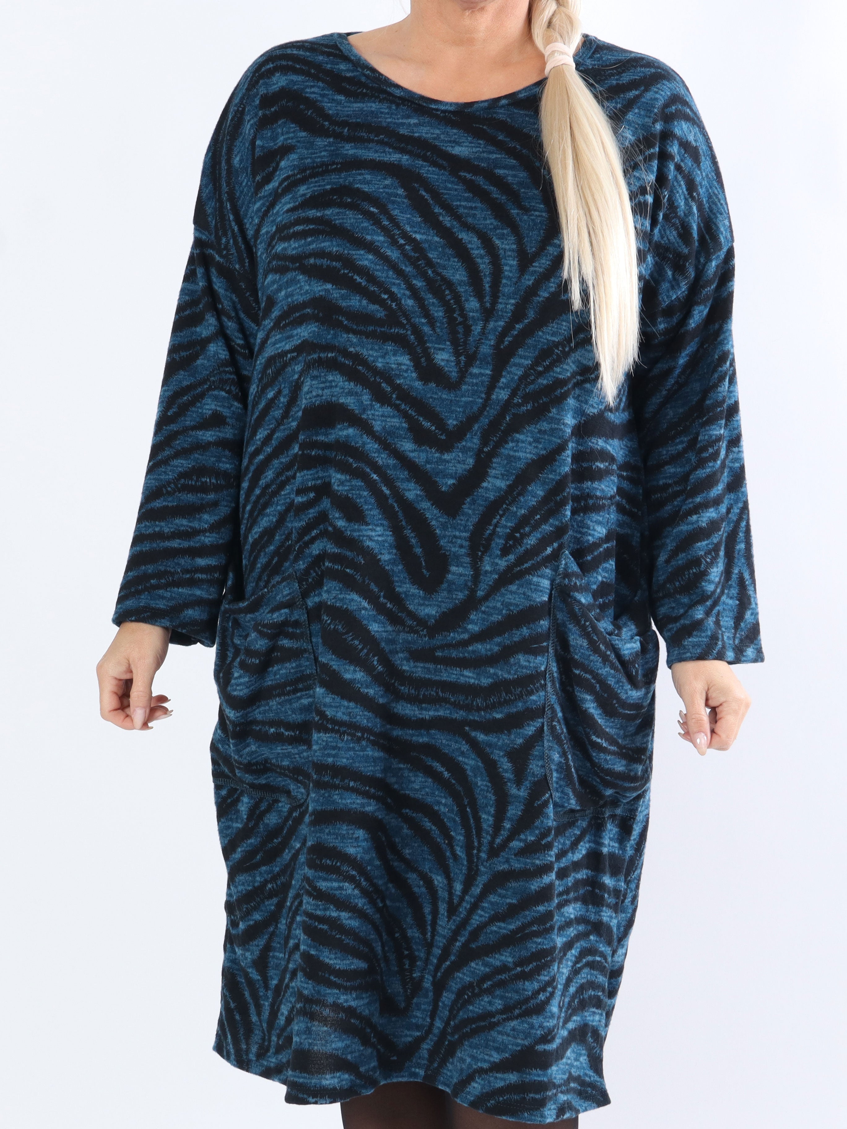 Merina - Plus size klänning med fickor - Black