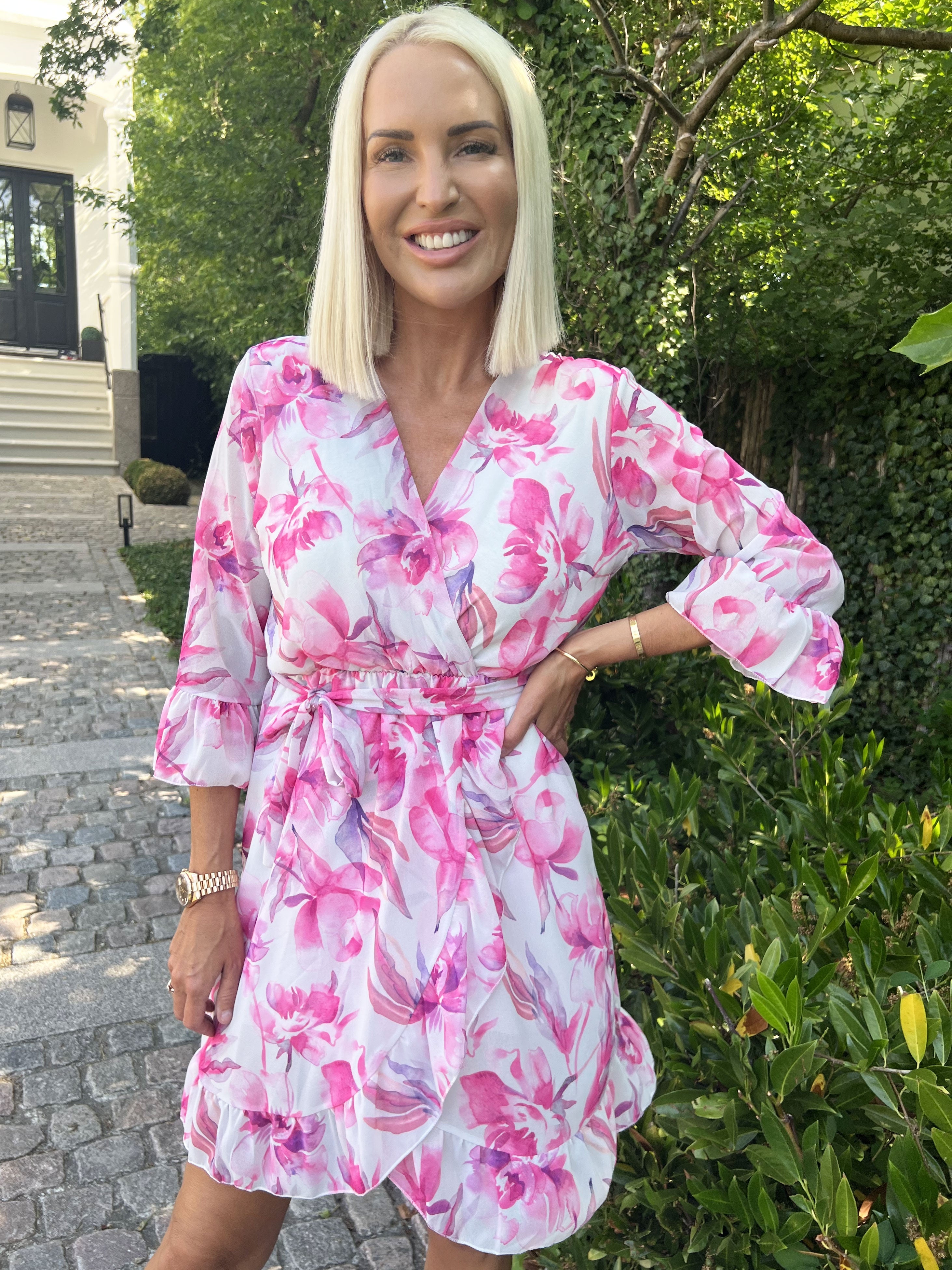 Merle - Kort klänning i chiffong med blommigt tryck - Pink