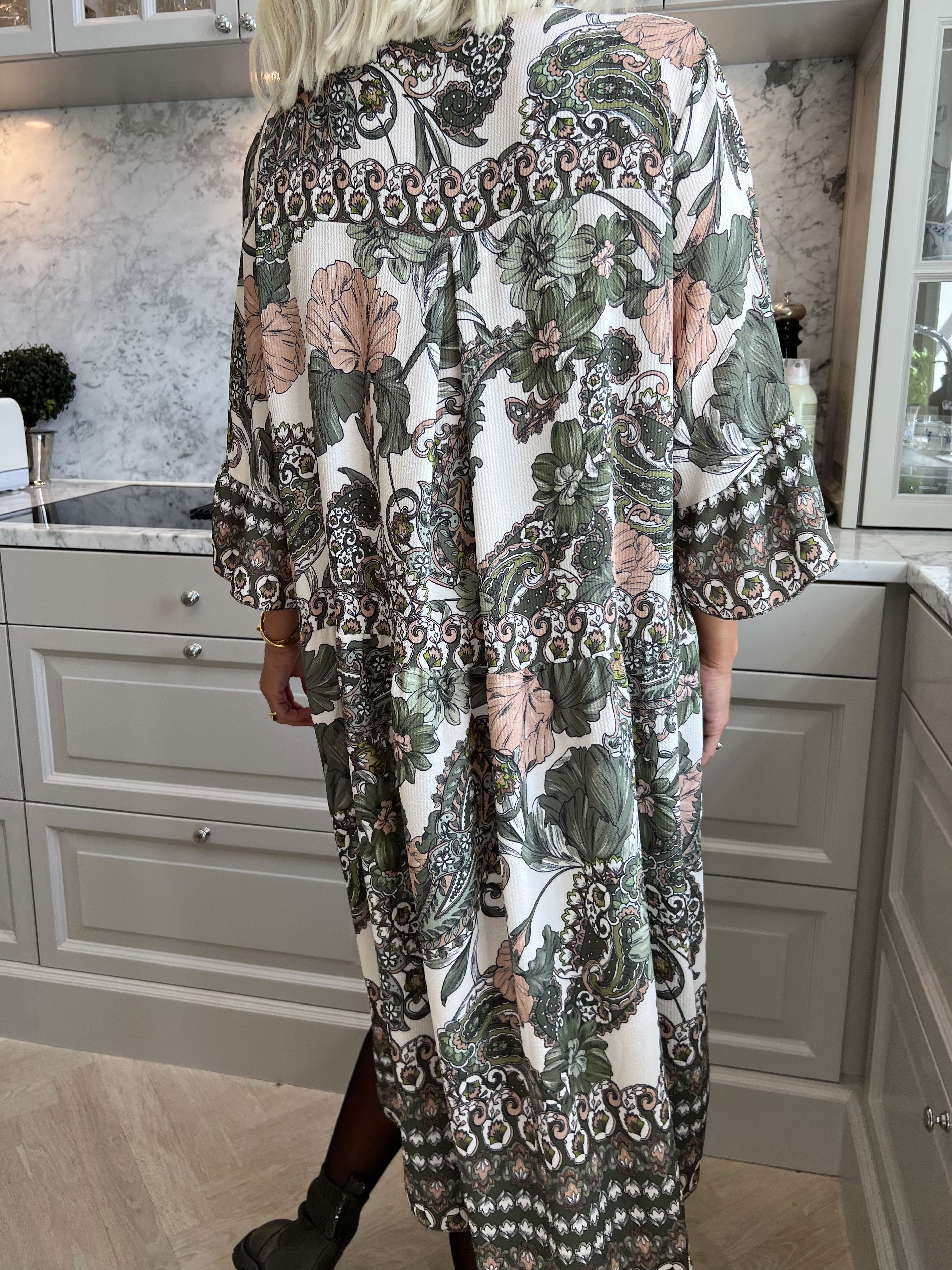 Mie - Mönstrad klänning med knappar på bröstet