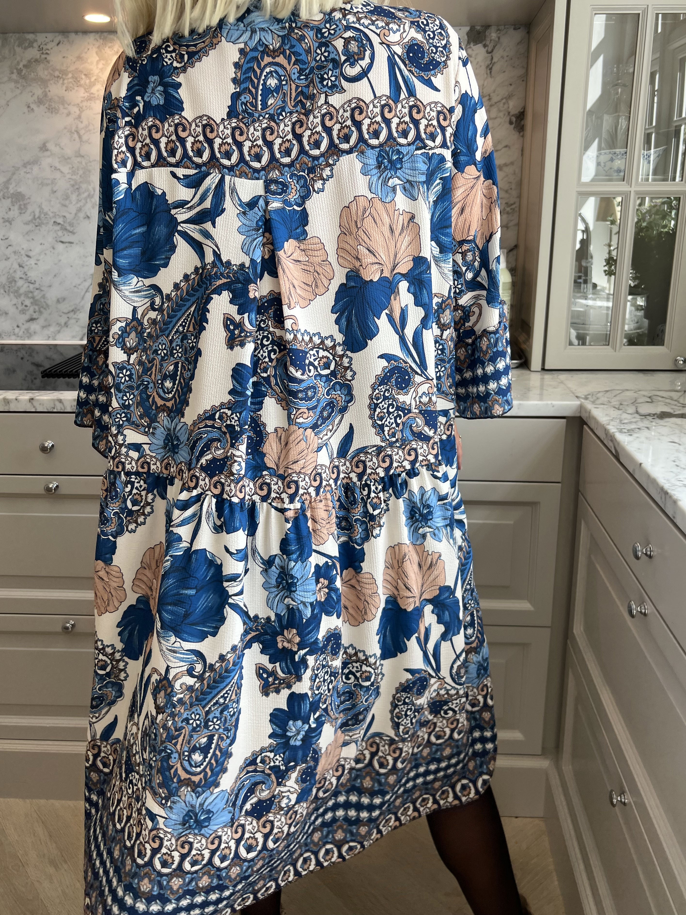 Mie - Mönstrad klänning med knappar på bröstet