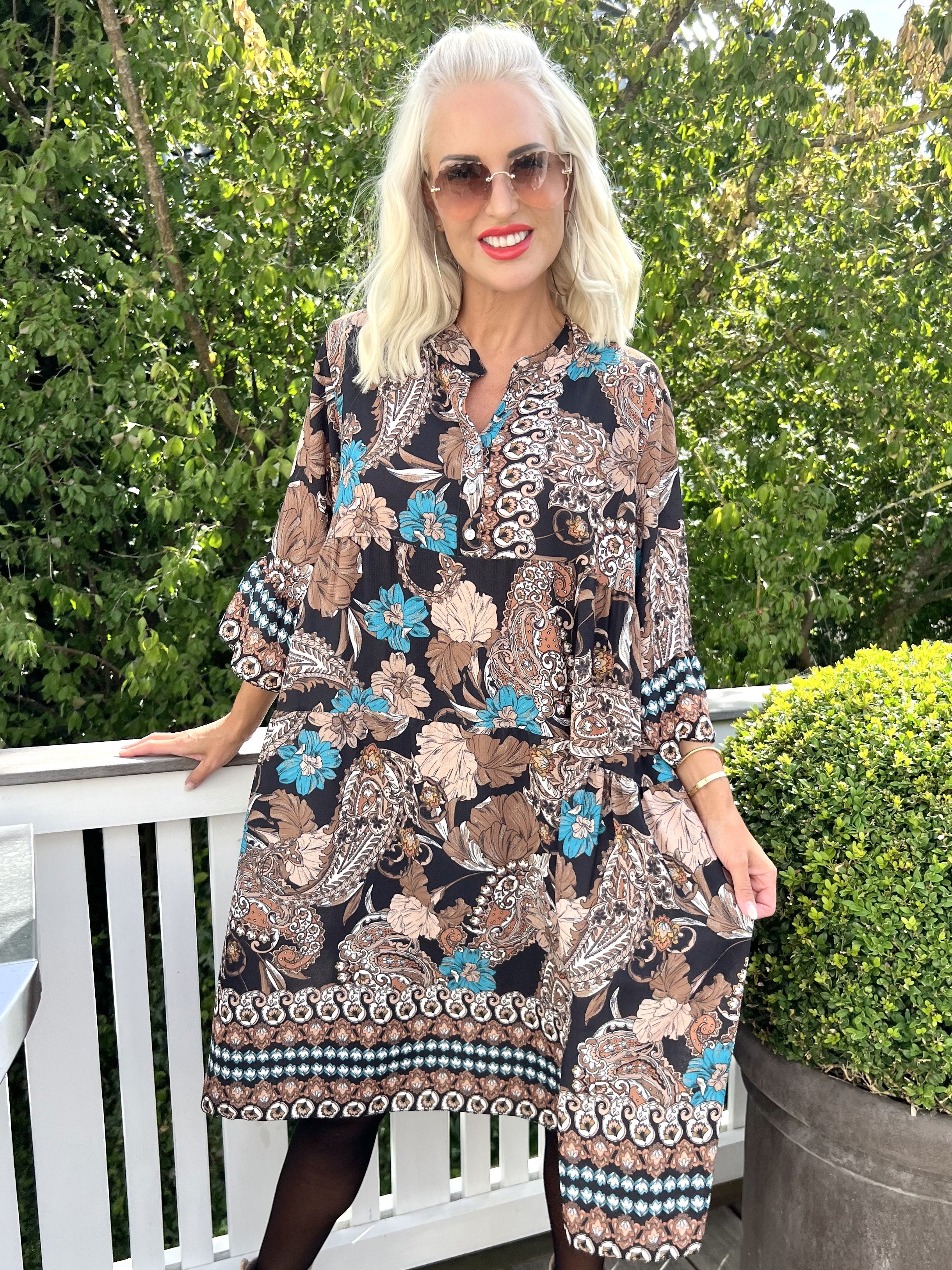 Mie - Mönstrad klänning med knappar på bröstet - Black