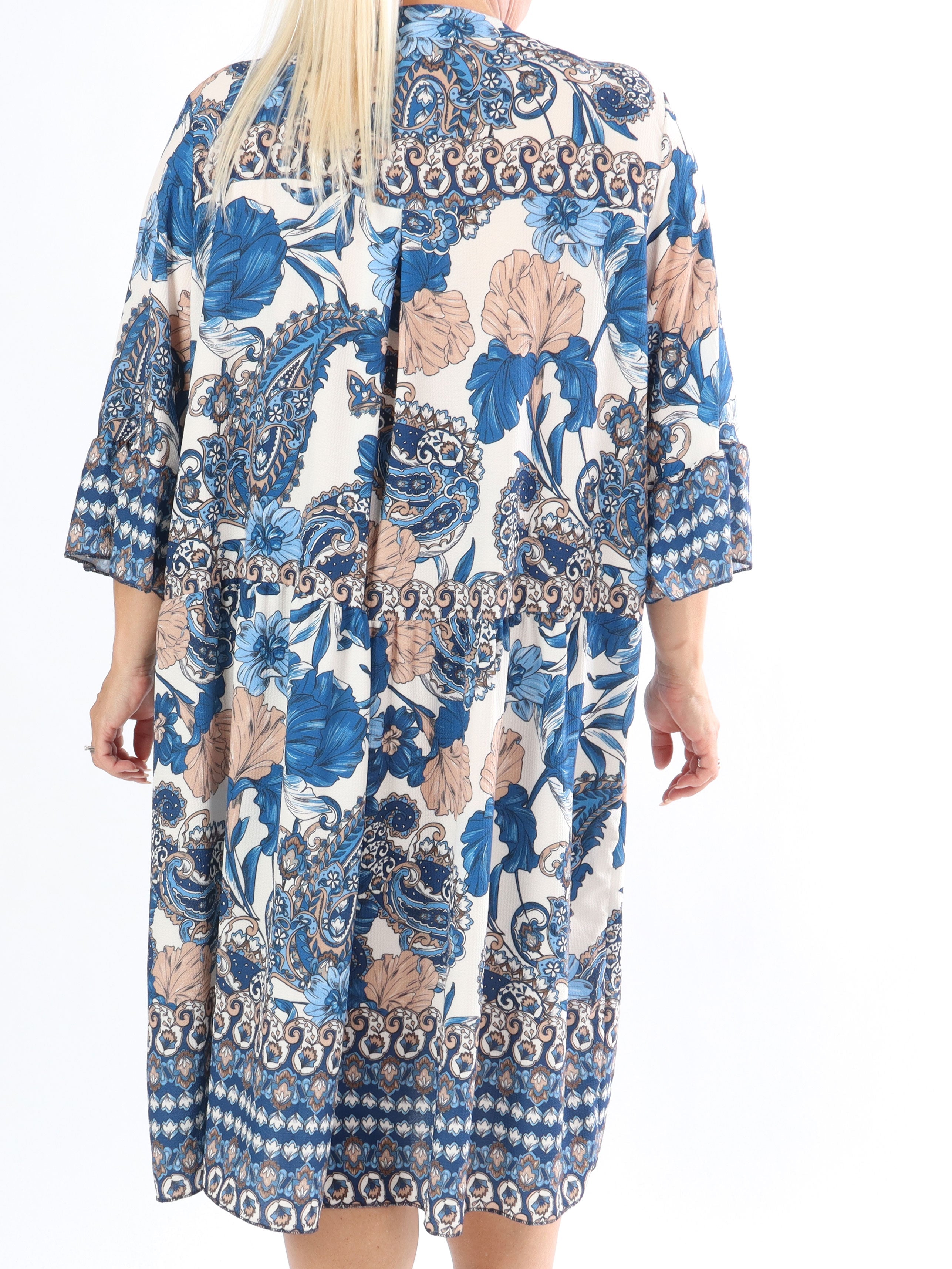 Mie - Plus size klänning i mönster med knappar på bröstet