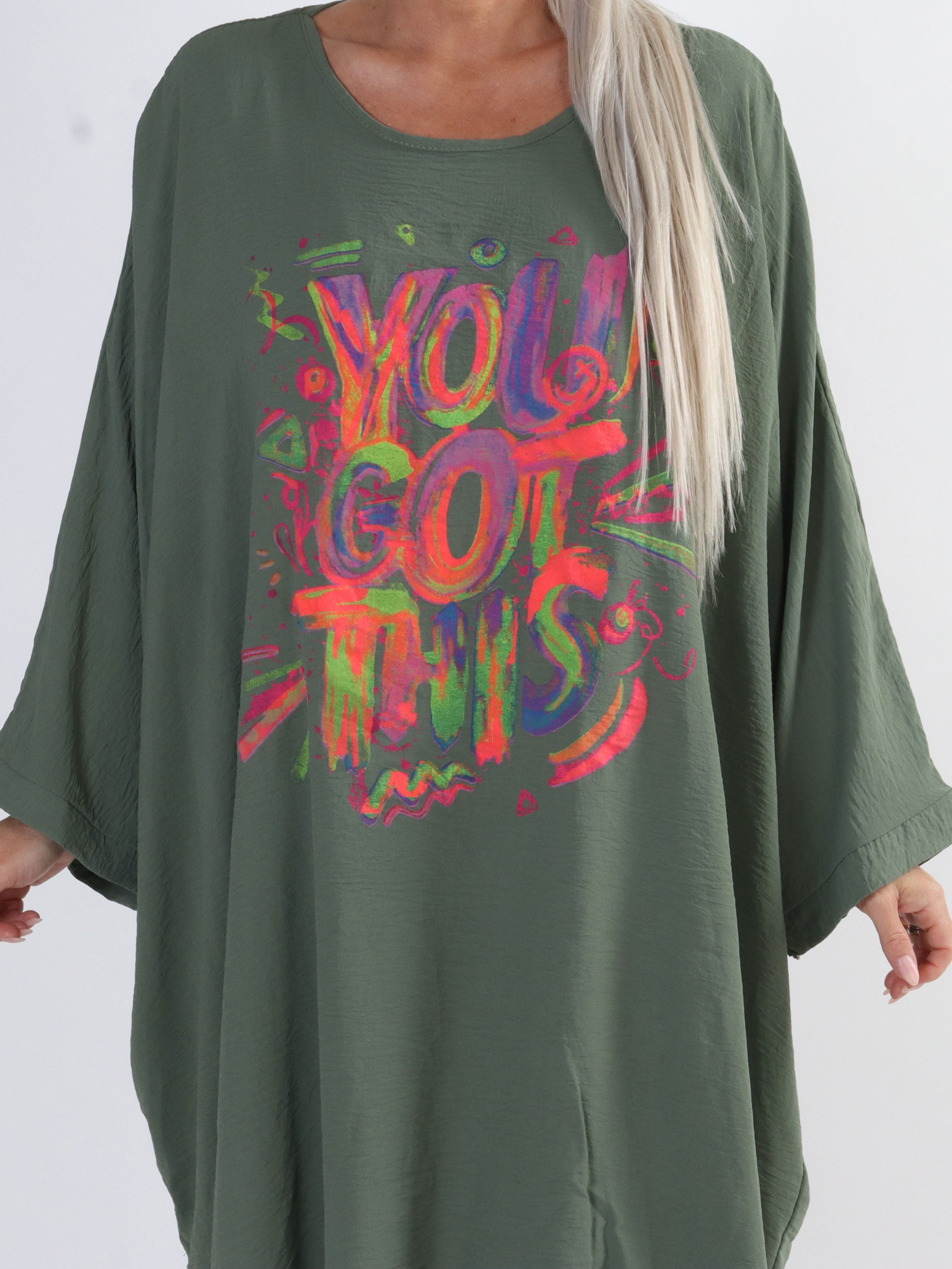 Mika - Oversized plus size viskosklänning med motiv framtill - Army