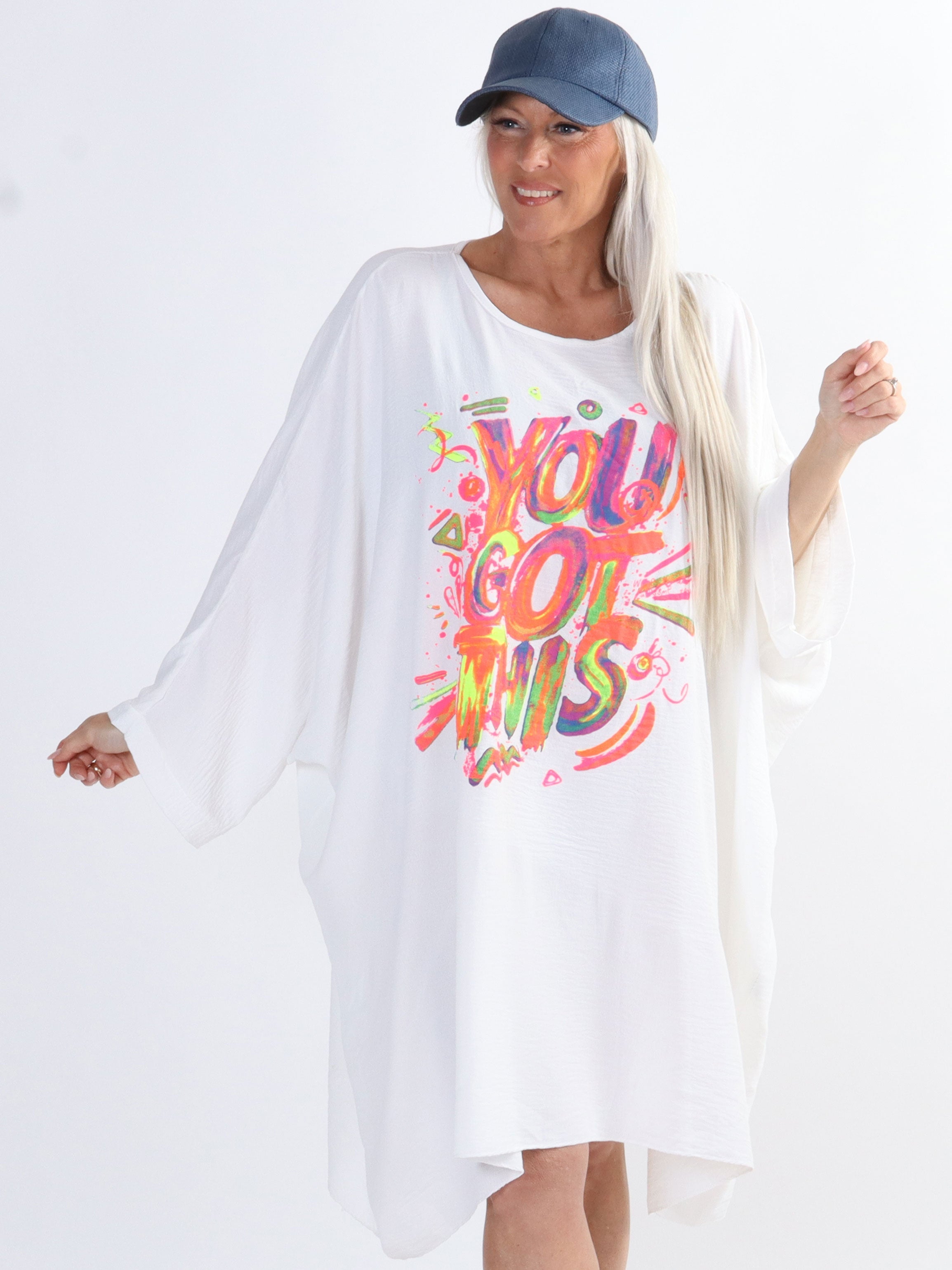 Mika - Oversized plus size viskosklänning med motiv framtill - Rose