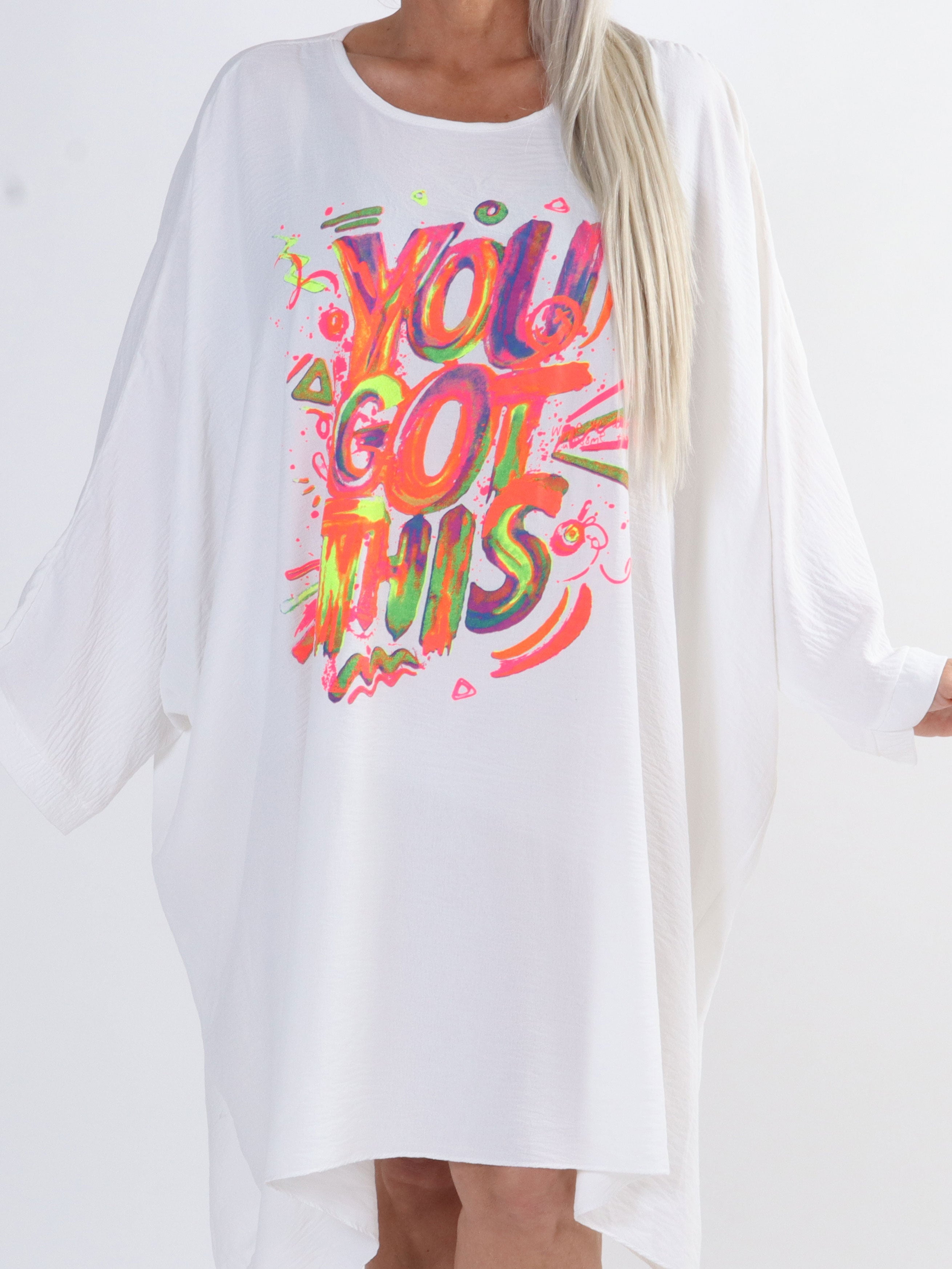 Mika - Oversized plus size viskosklänning med motiv framtill - White