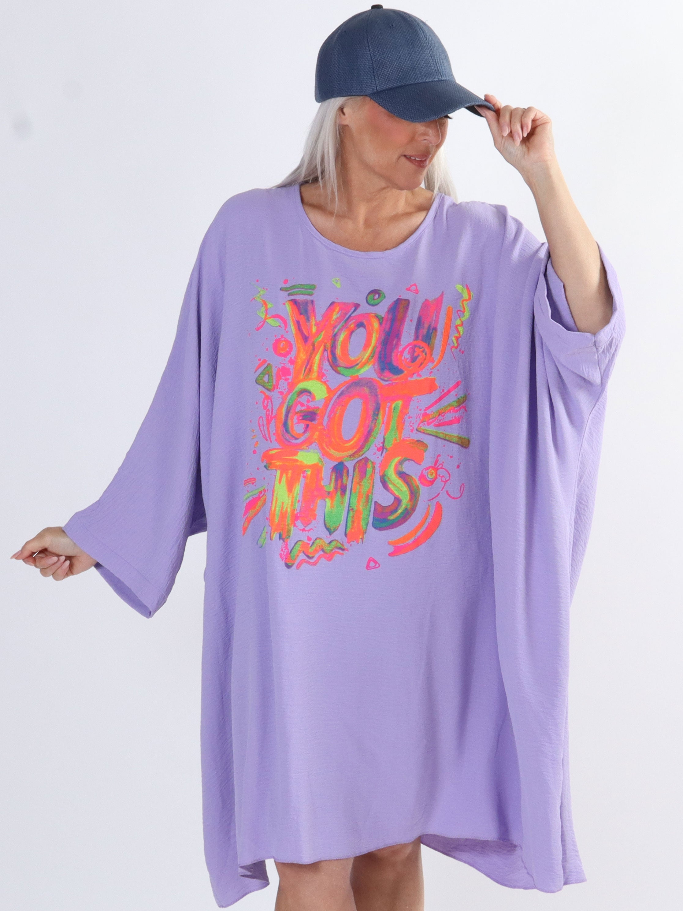 Mika - Oversized plus size viskosklänning med motiv framtill