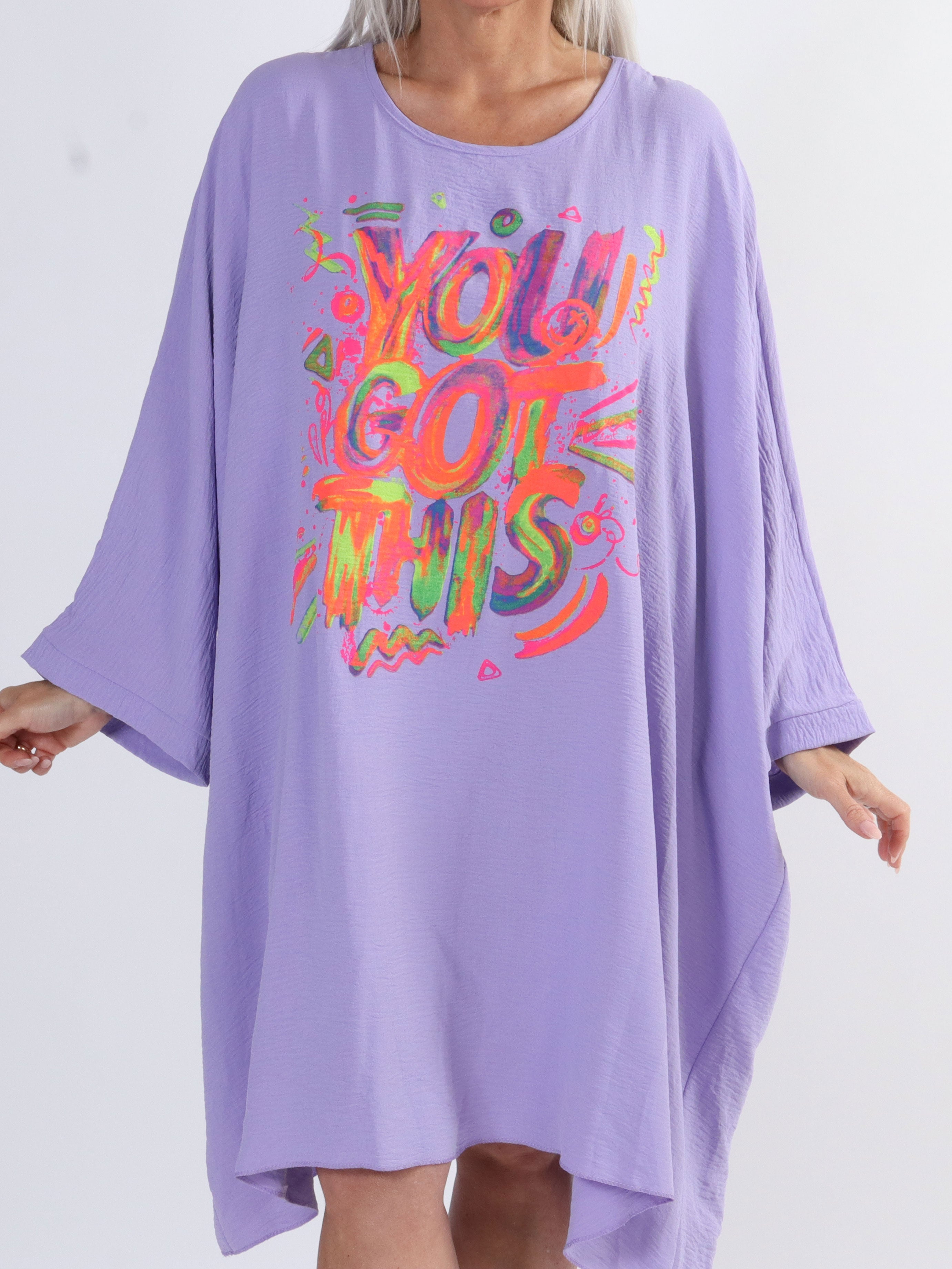 Mika - Oversized plus size viskosklänning med motiv framtill