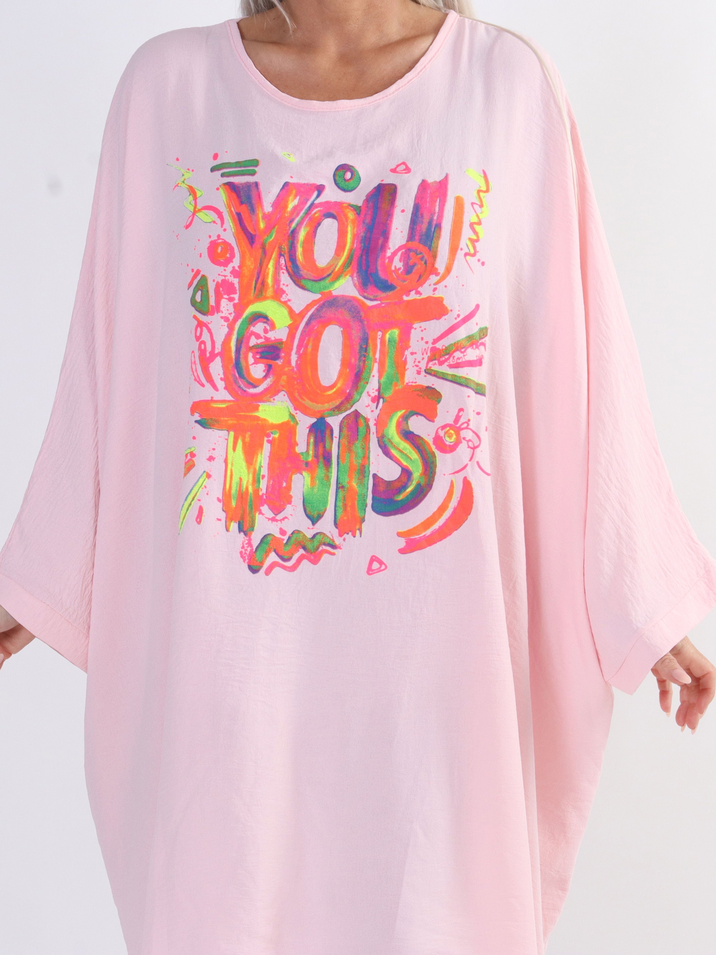 Mika - Oversized plus size viskosklänning med motiv framtill