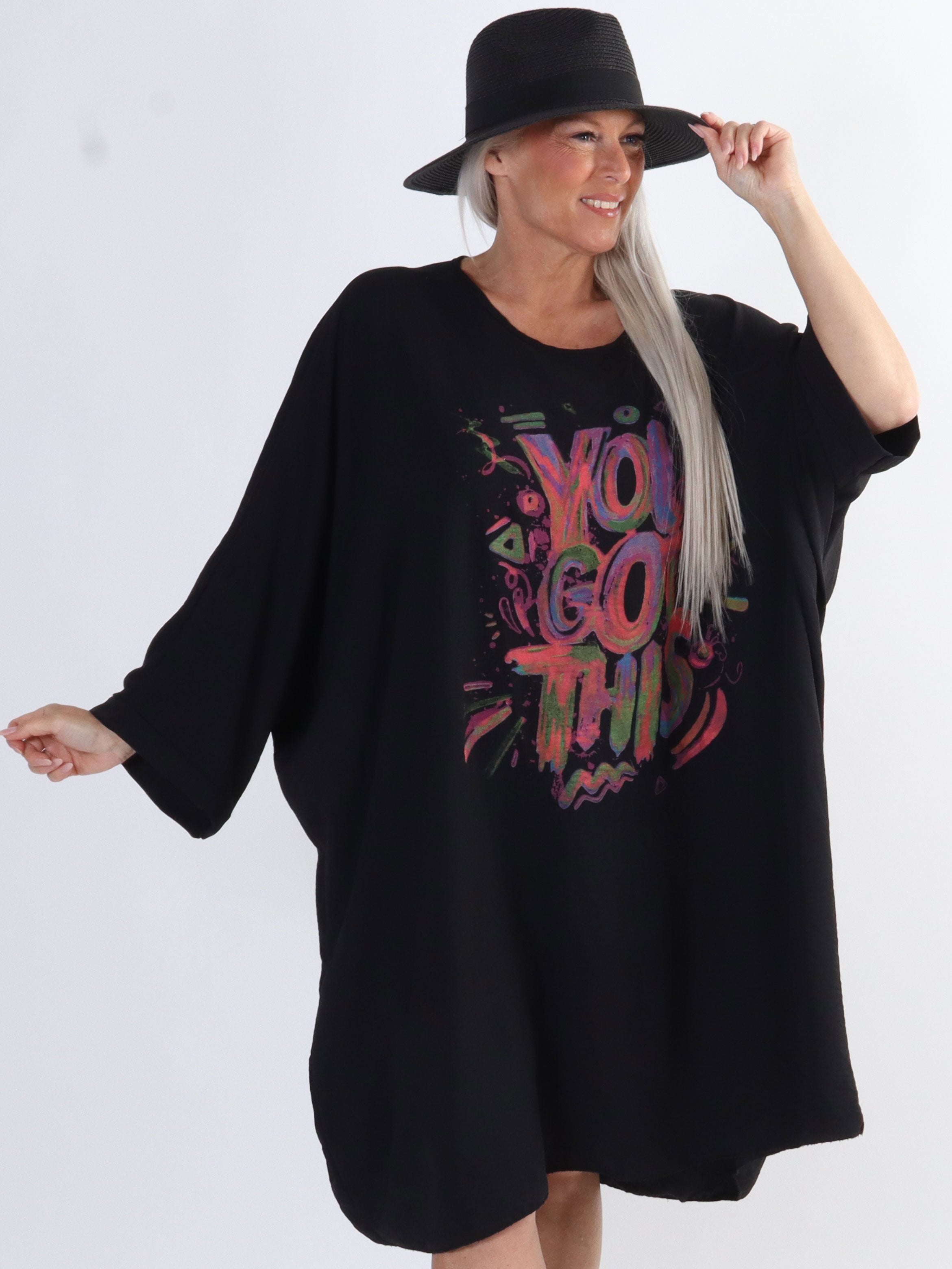 Mika - Oversized plus size viskosklänning med motiv framtill