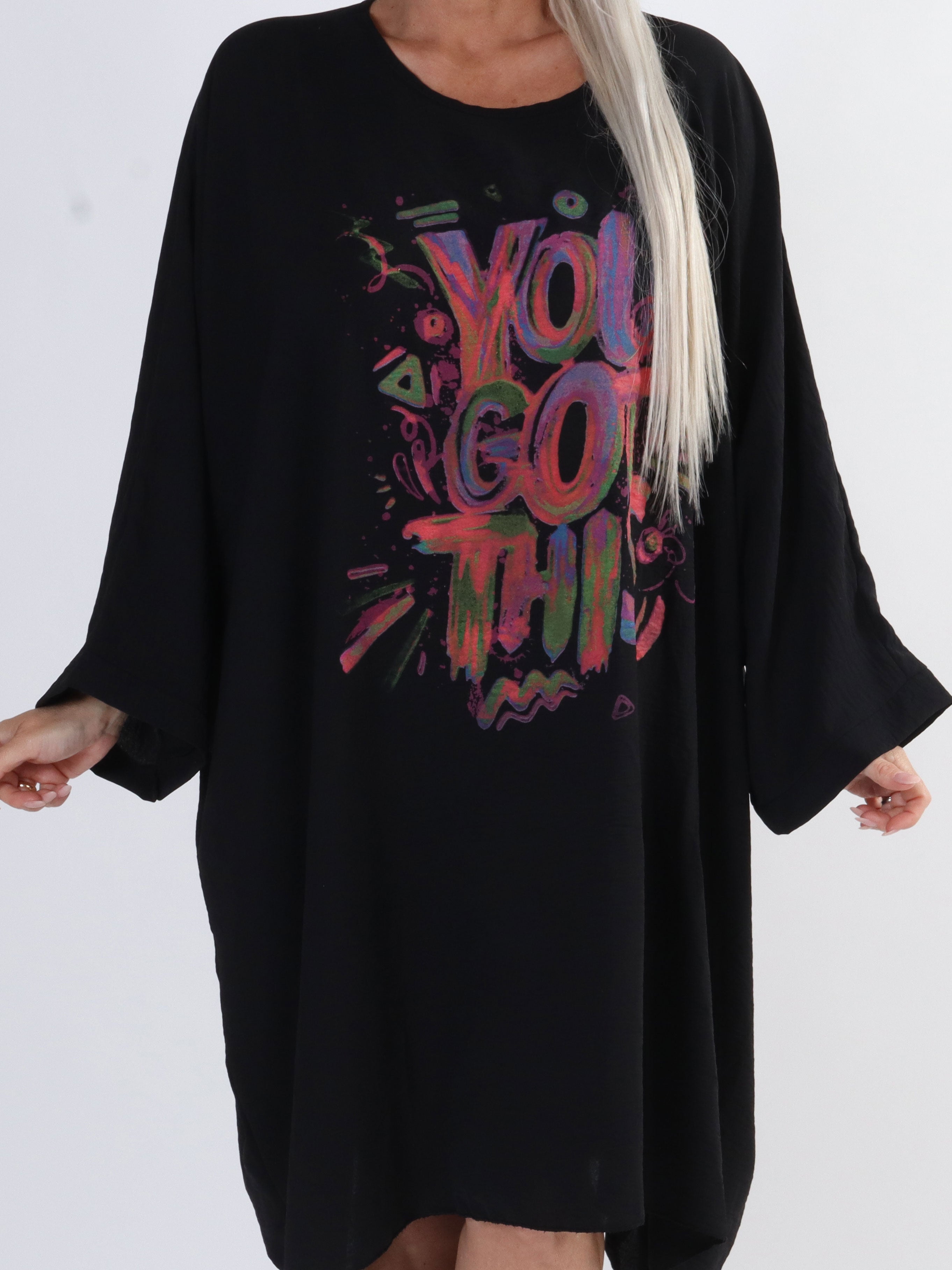 Mika - Oversized plus size viskosklänning med motiv framtill