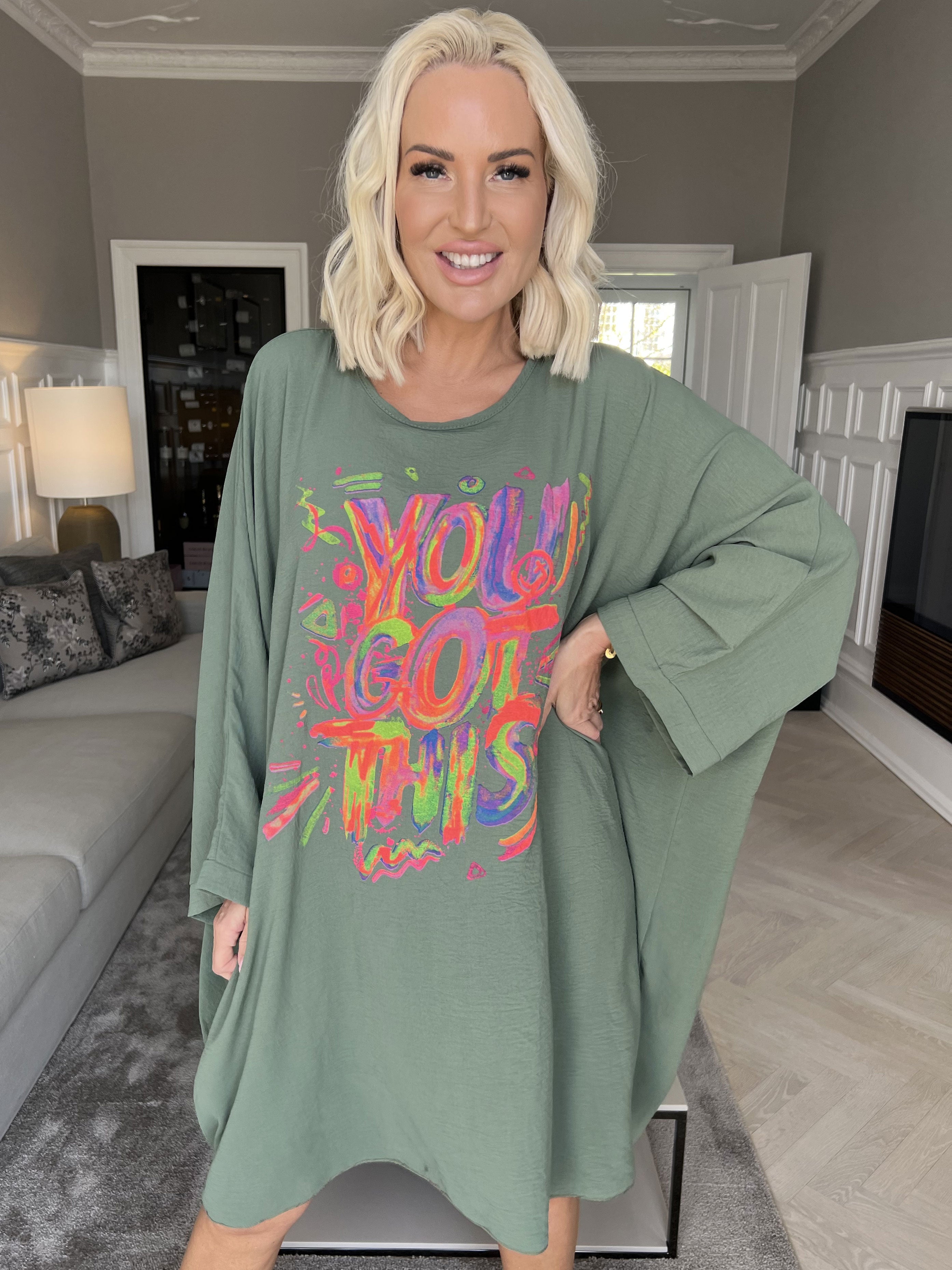 Mika - Oversize klänning i viskos med motiv framtill - Black