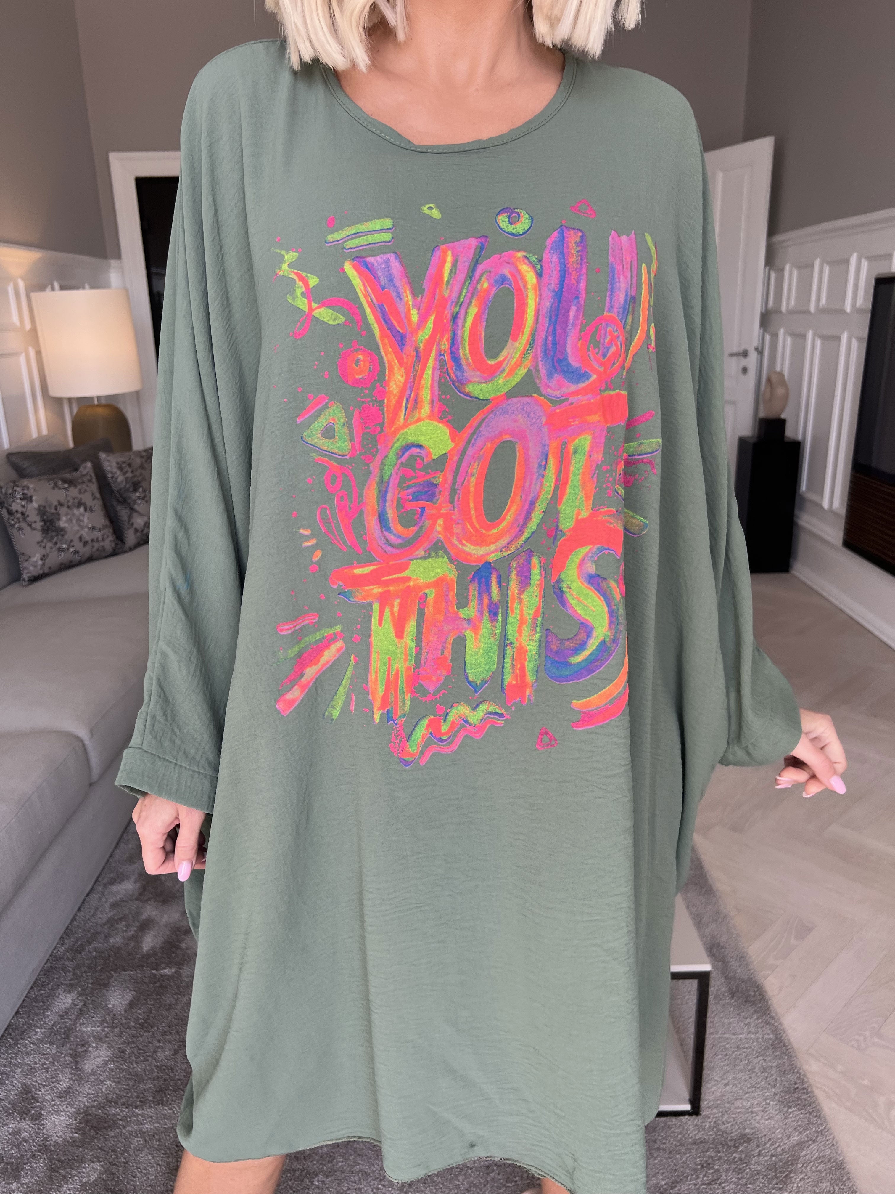 Mika - Oversize klänning i viskos med motiv framtill - Army