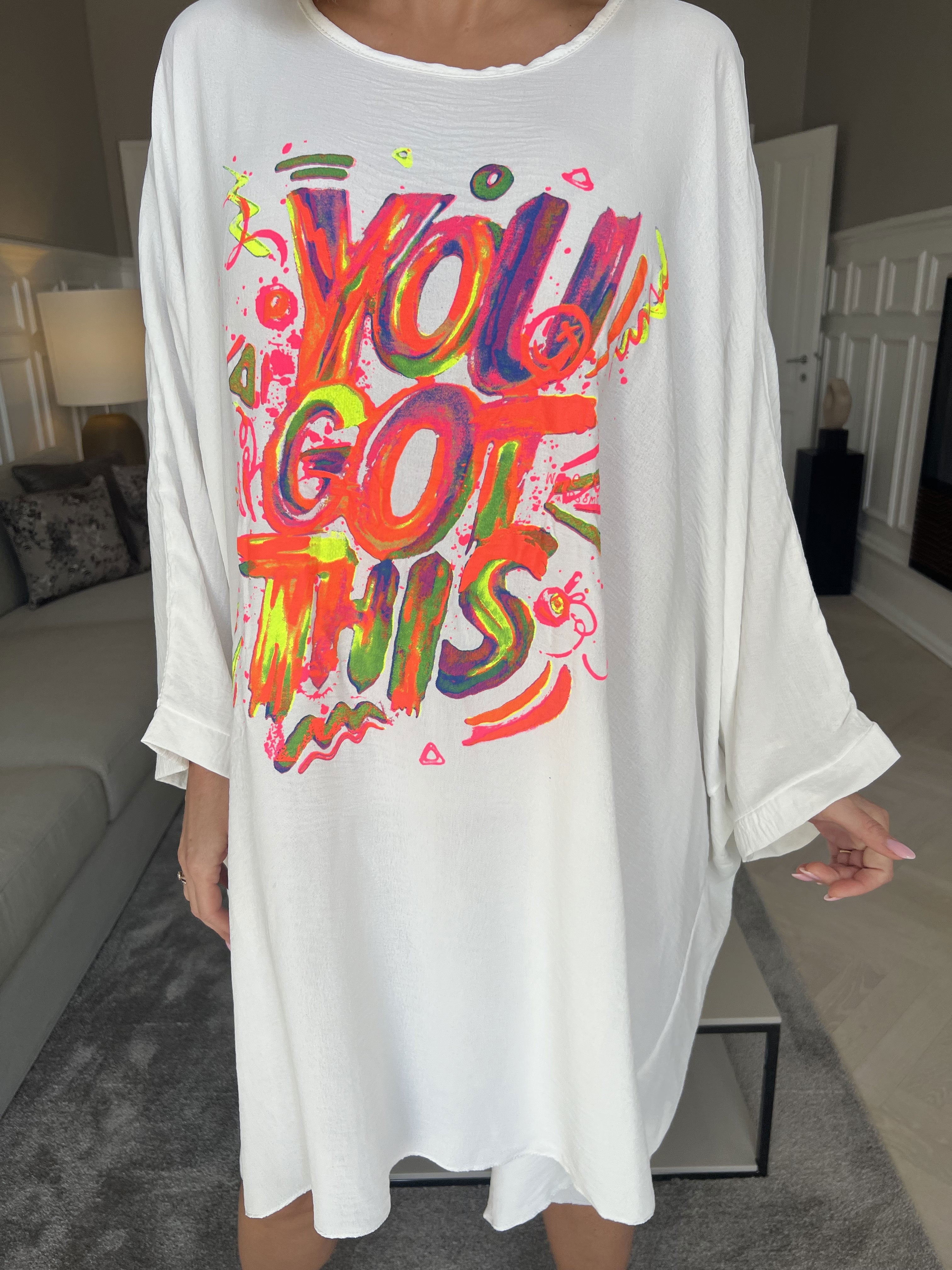 Mika - Oversize klänning i viskos med motiv framtill - White