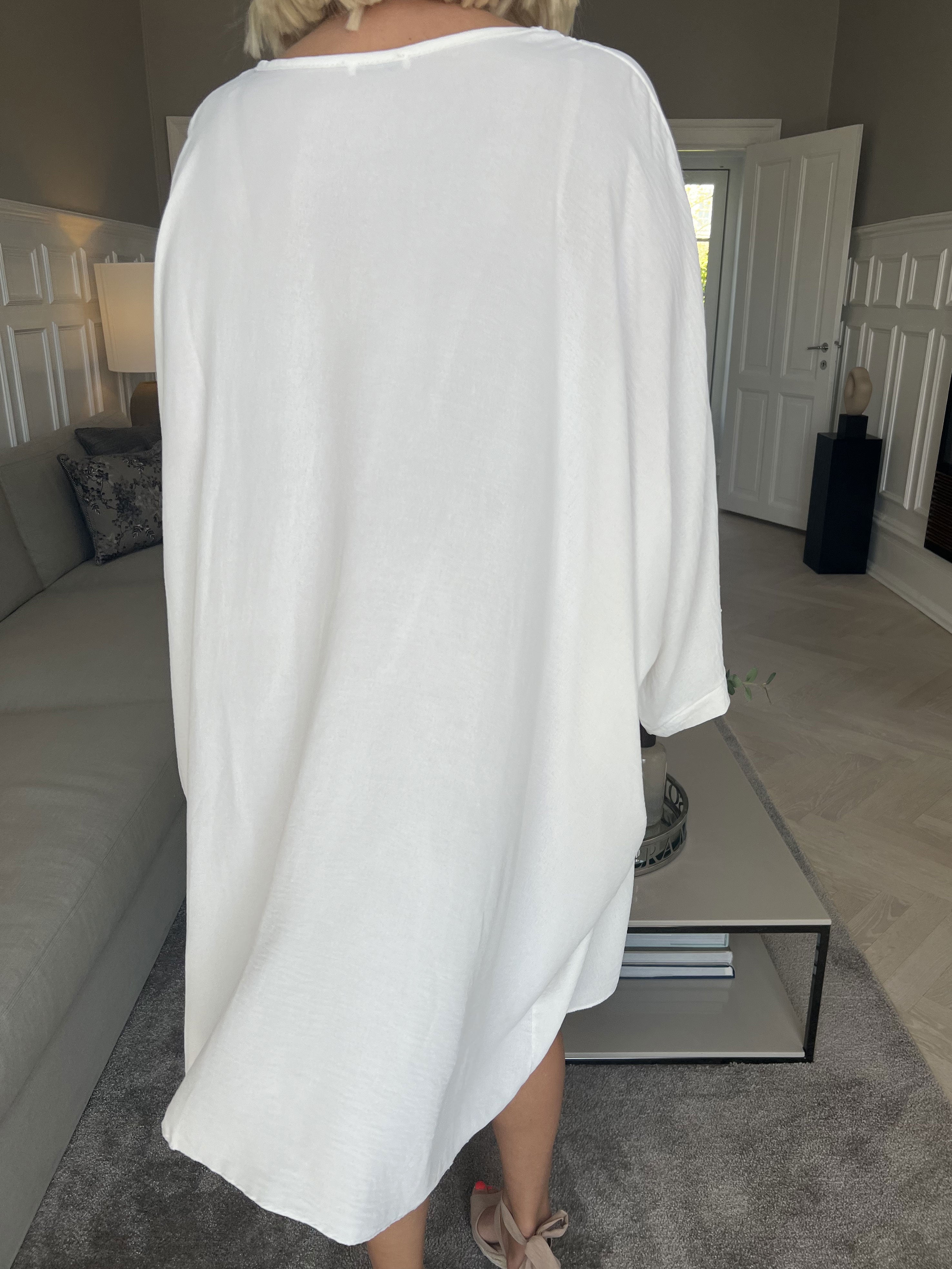 Mika - Oversize klänning i viskos med motiv framtill