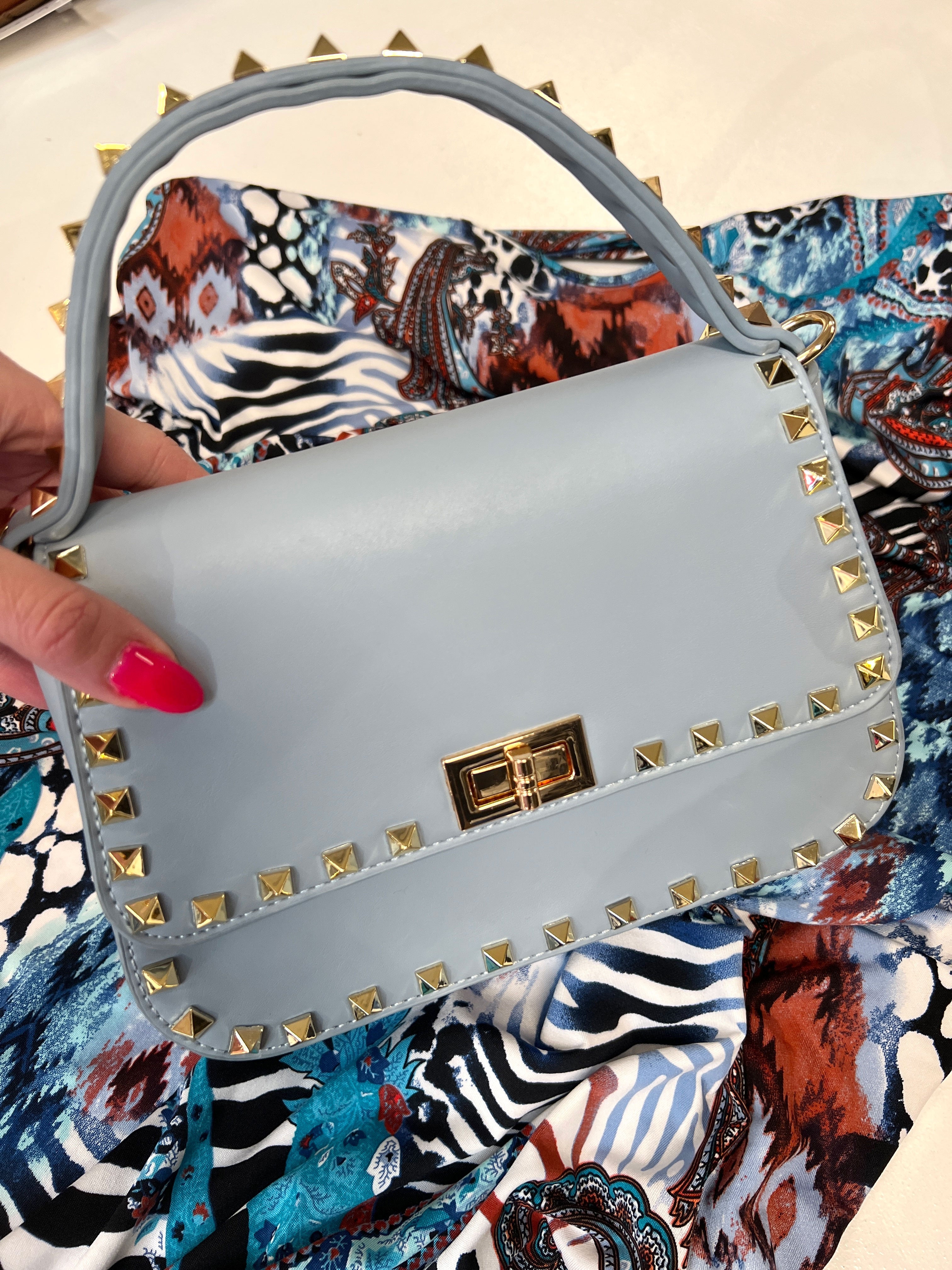 Minna - Liten beige väska med guldnitar