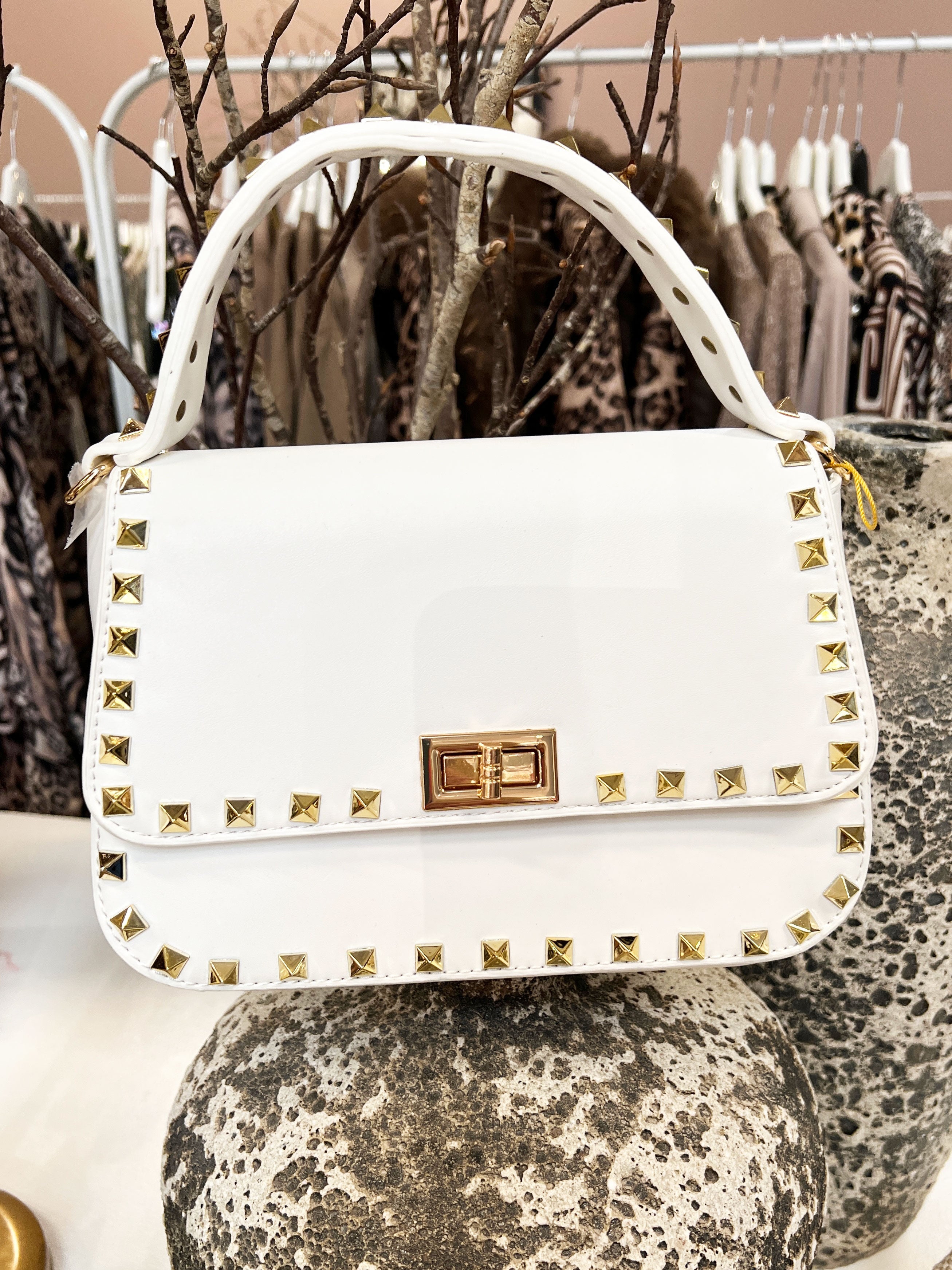 Minna - Liten beige väska med guldnitar