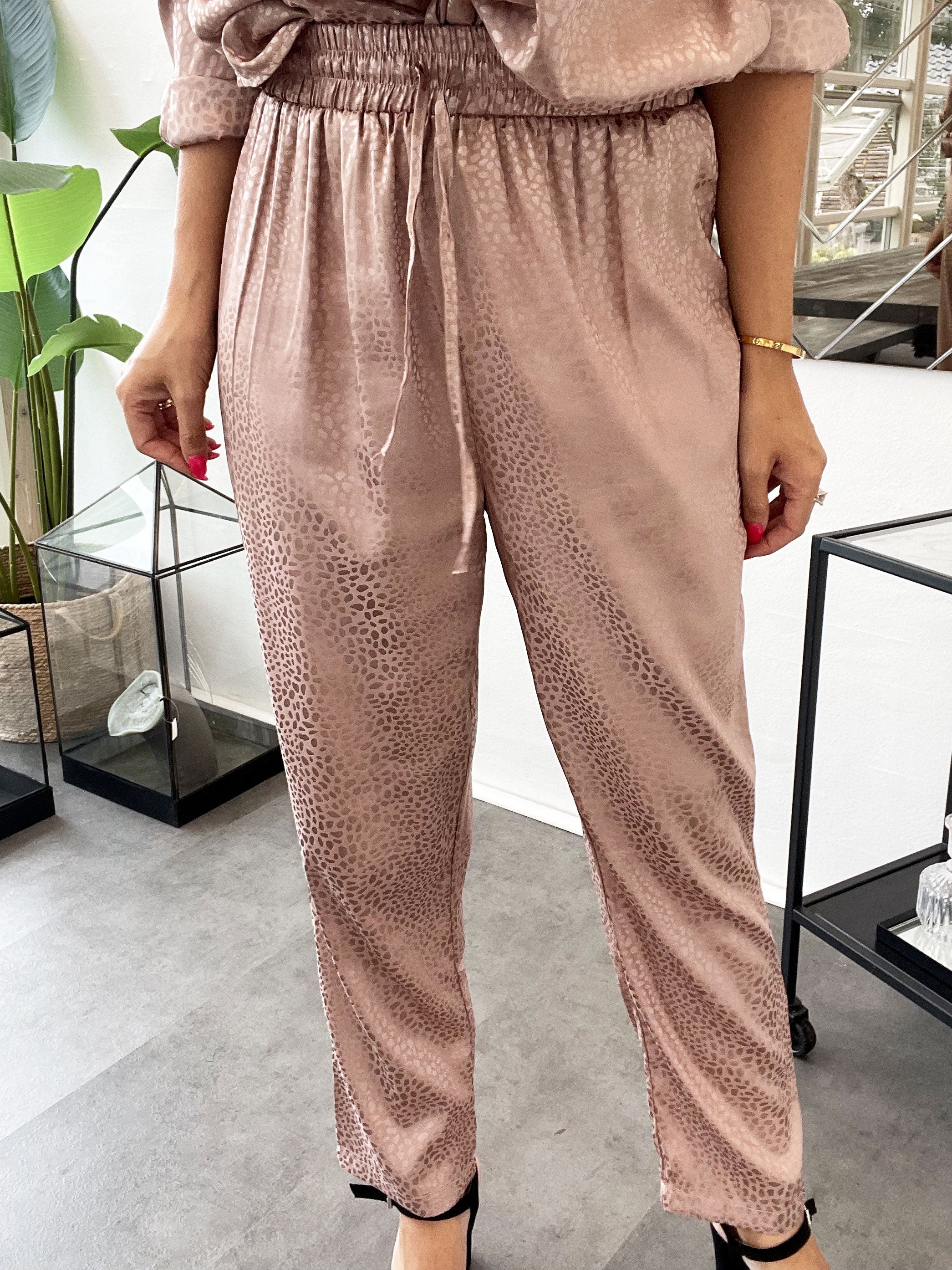 Miriam Pants - Byxor i silkeslook med litet djurtryck - Black