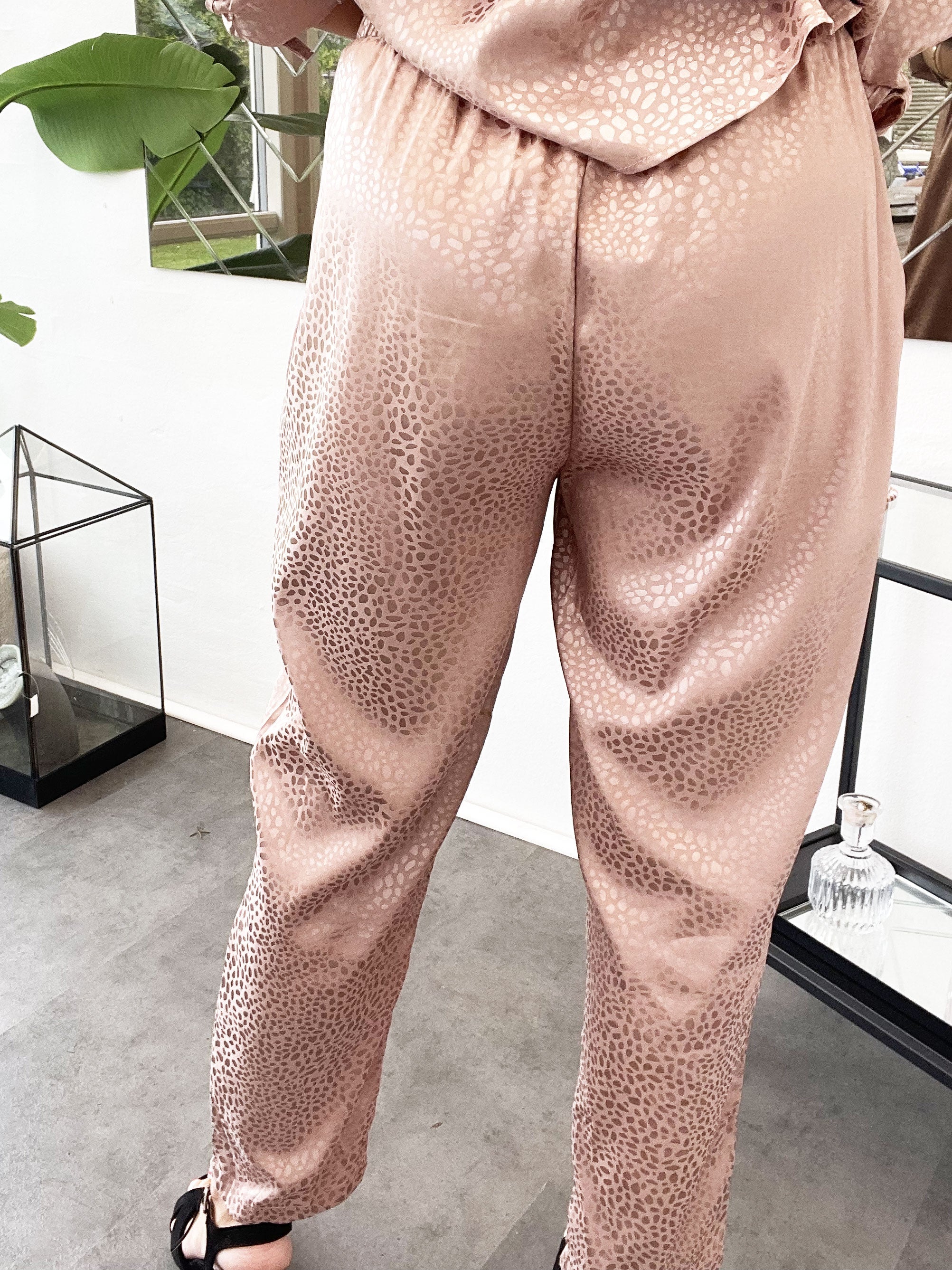 Miriam Pants - Byxor i silkeslook med litet djurtryck - Black