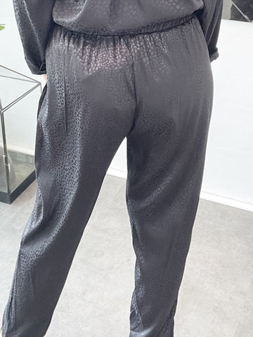 Miriam Pants - Byxor i silkeslook med litet djurtryck