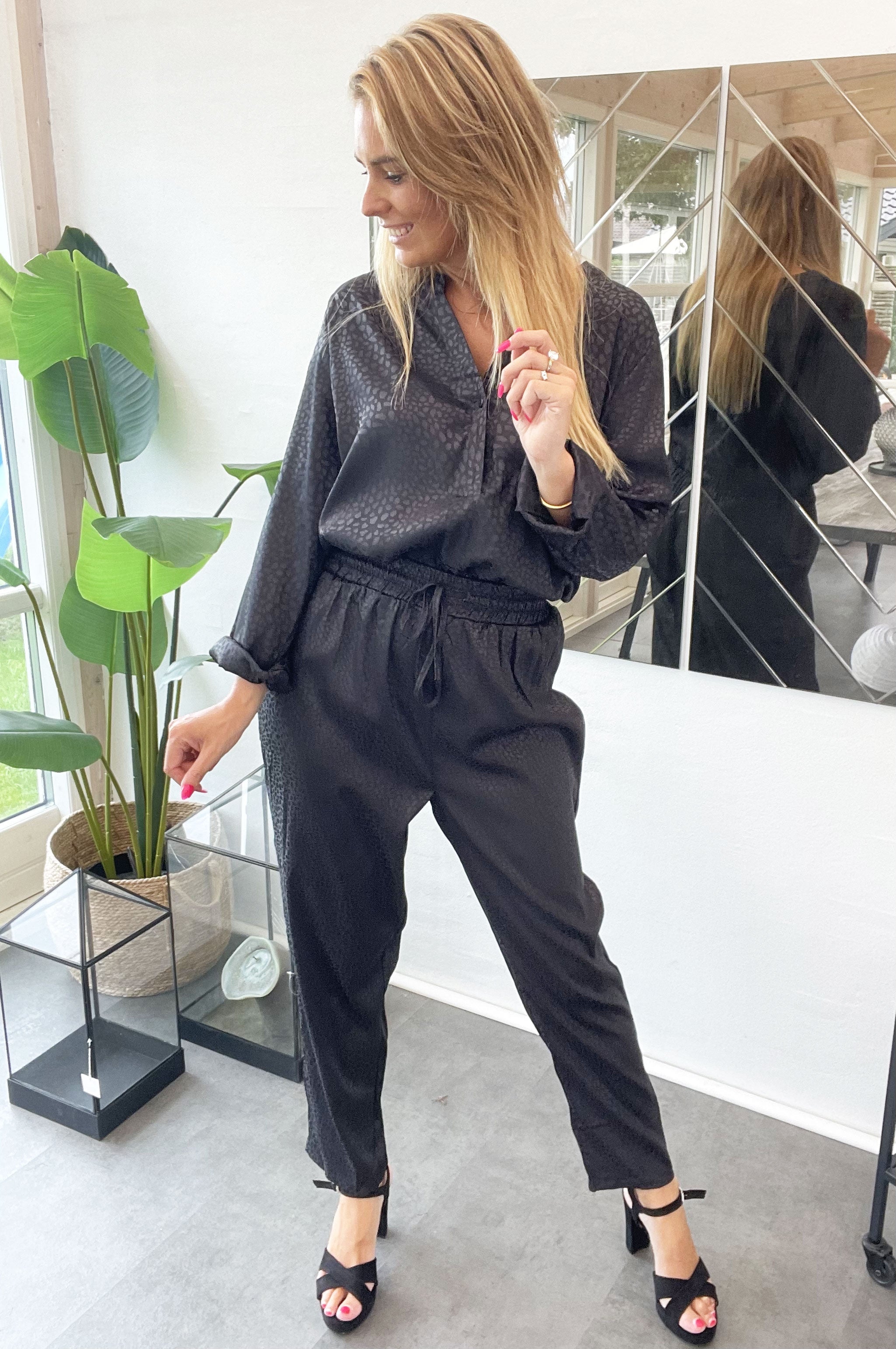 Miriam Shirt - Skjorta i silkeslook med litet djurtryck - Black