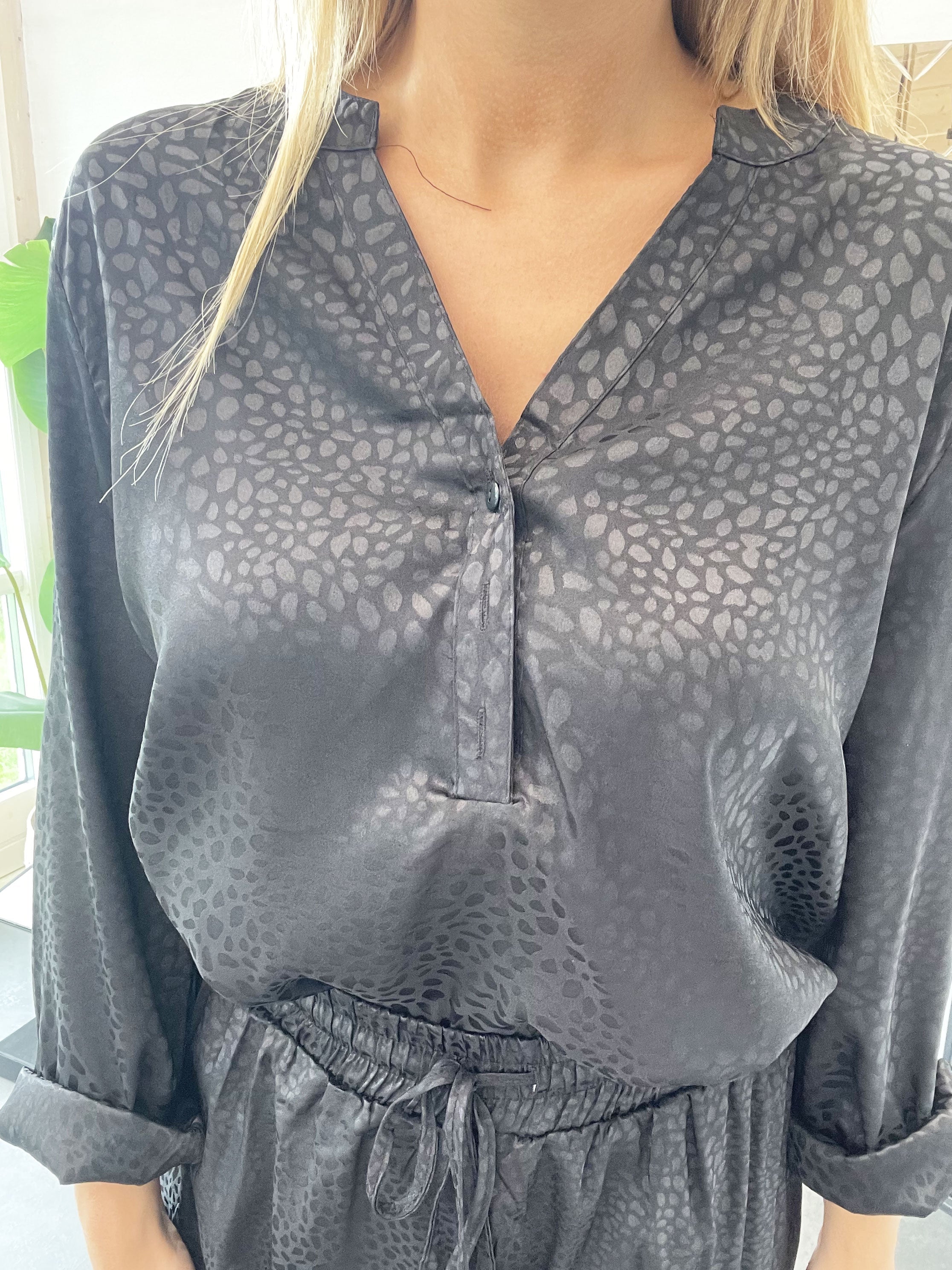 Miriam Shirt - Skjorta i silkeslook med litet djurtryck - Black