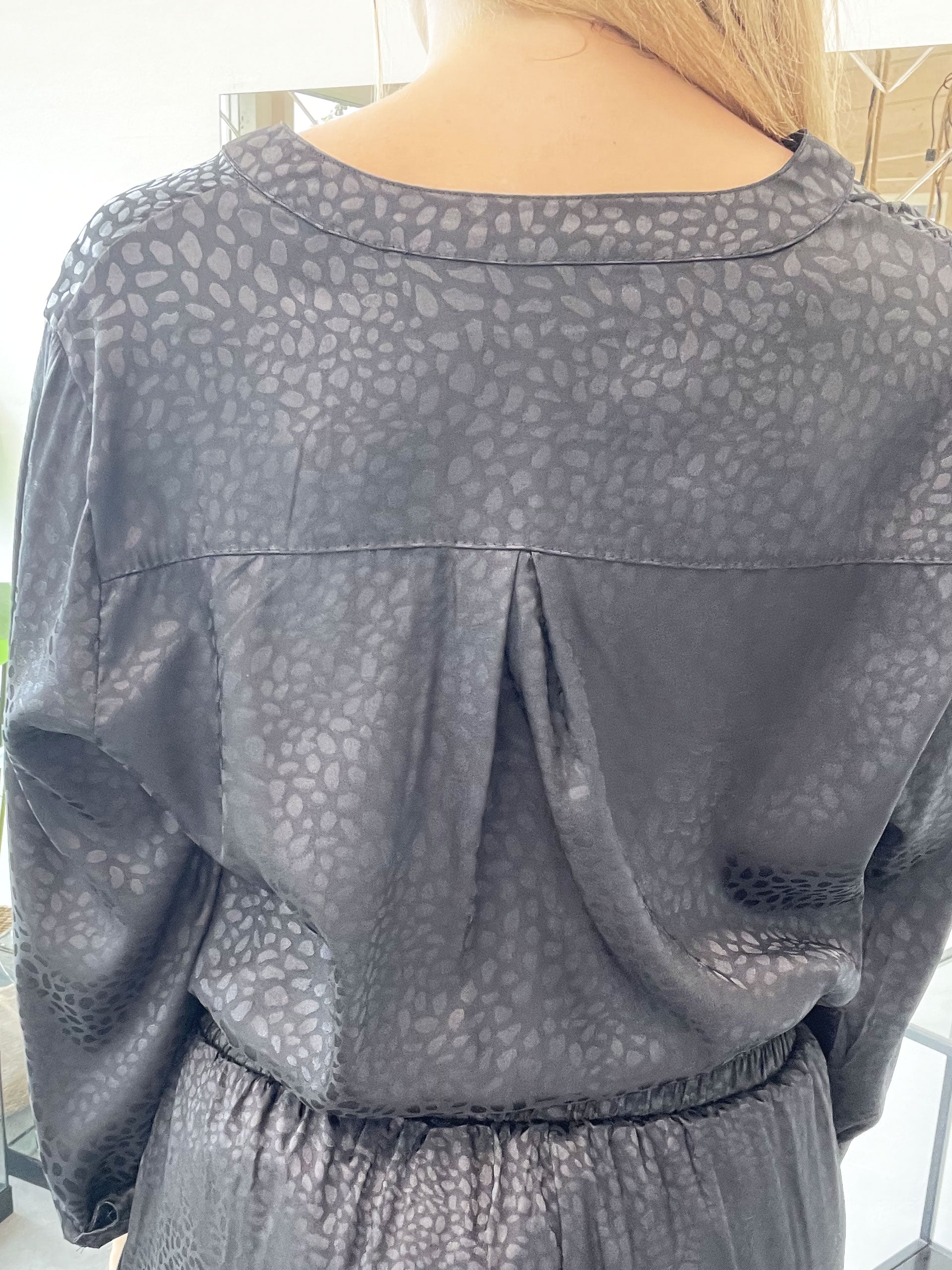 Miriam Shirt - Skjorta i silkeslook med litet djurtryck - Black