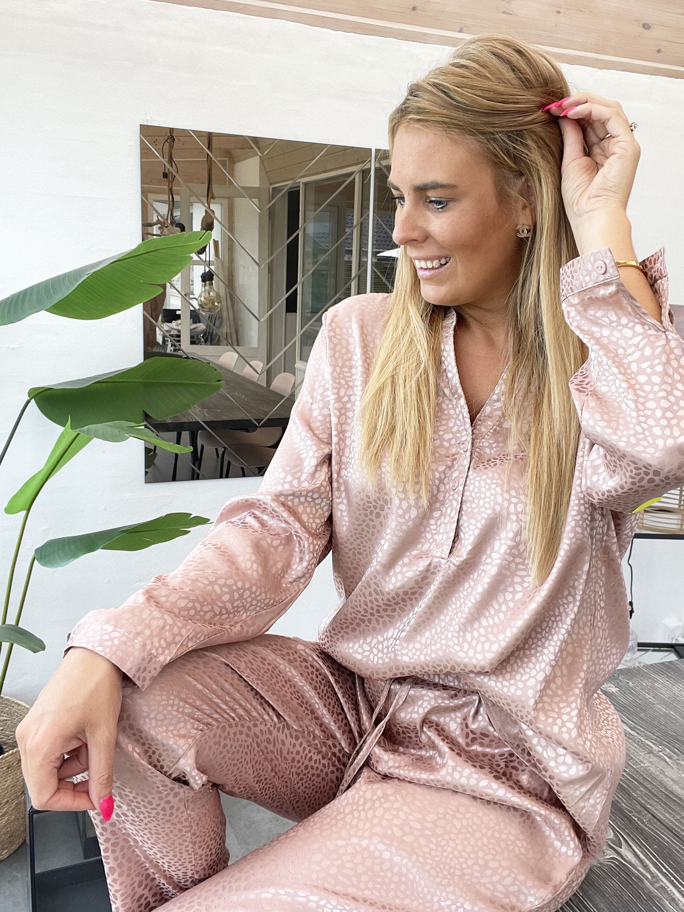 Miriam Shirt - Skjorta i silkeslook med litet djurtryck - Beige