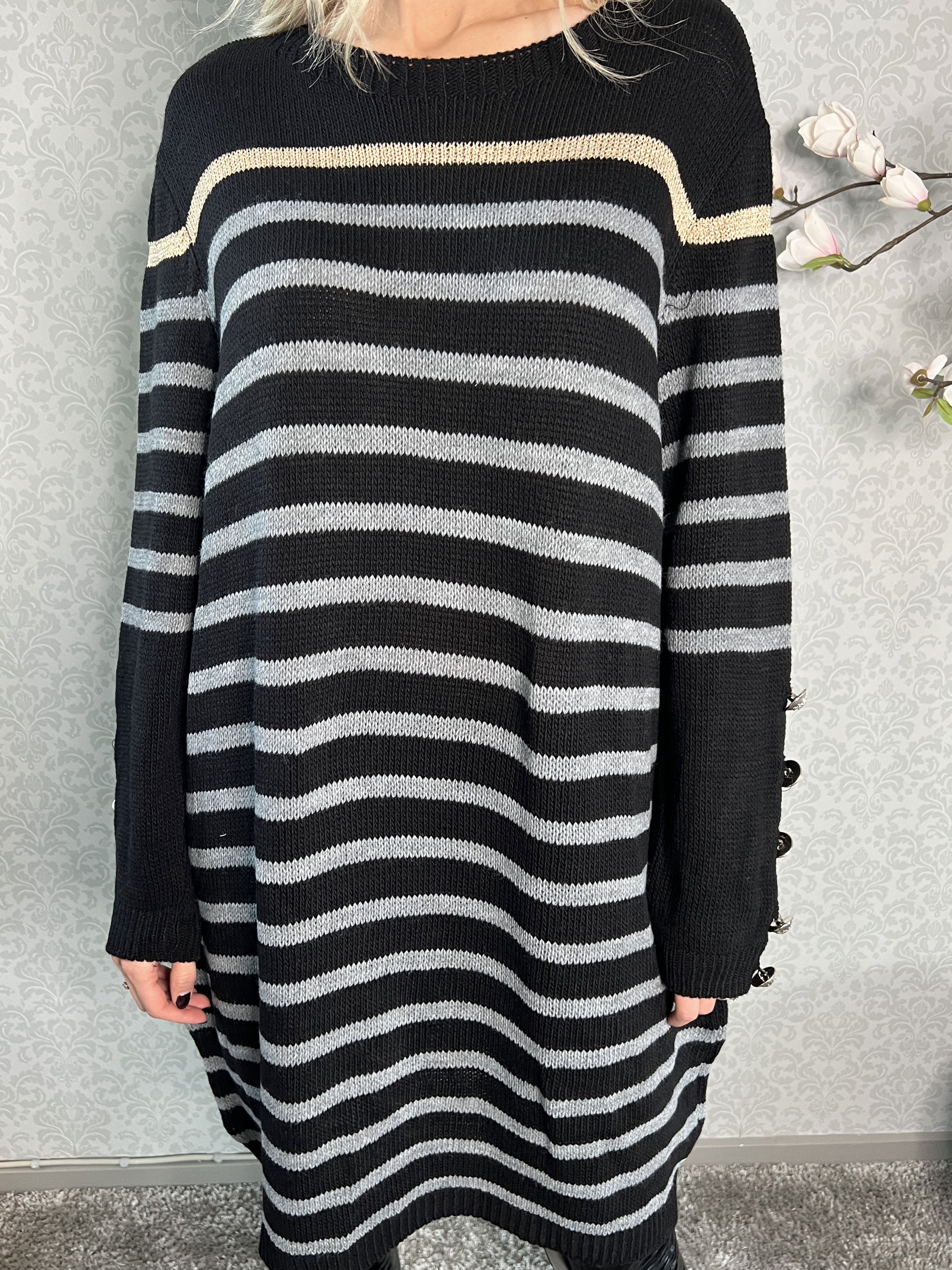 Mirindi - Randig stickad klänning med knappar på ärmarna