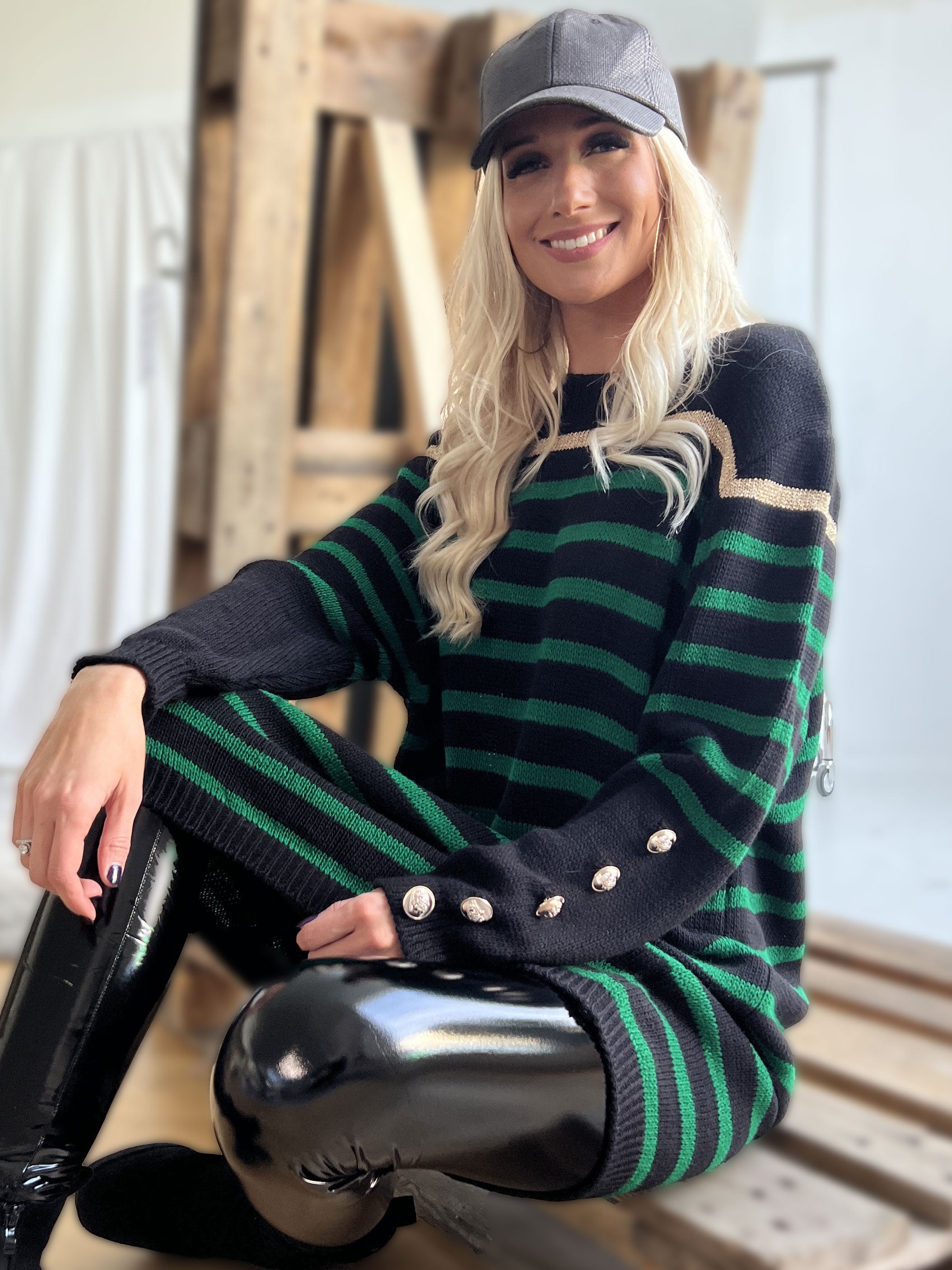 Mirindi - Randig stickad klänning med knappar på ärmarna