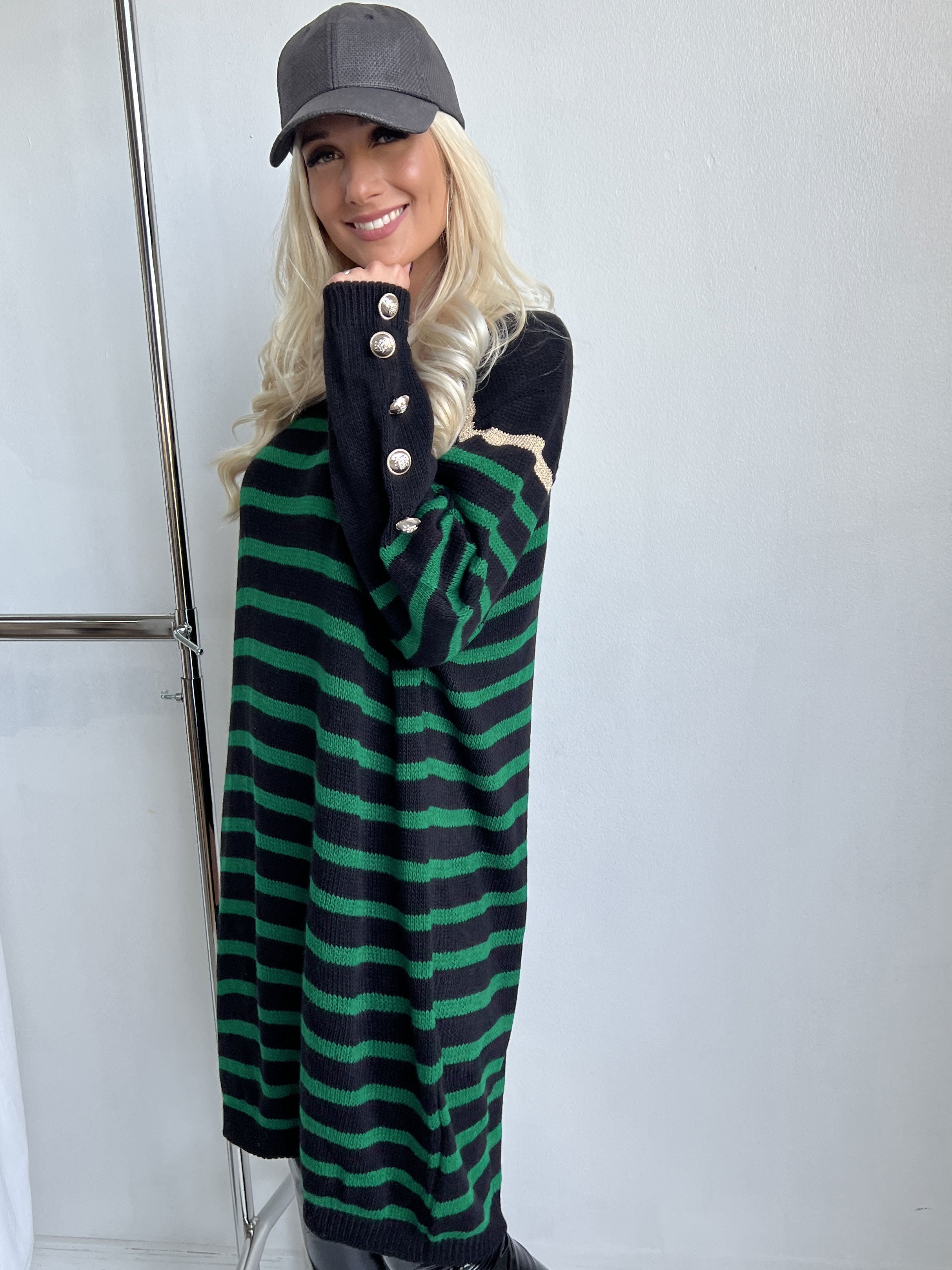 Mirindi - Randig stickad klänning med knappar på ärmarna