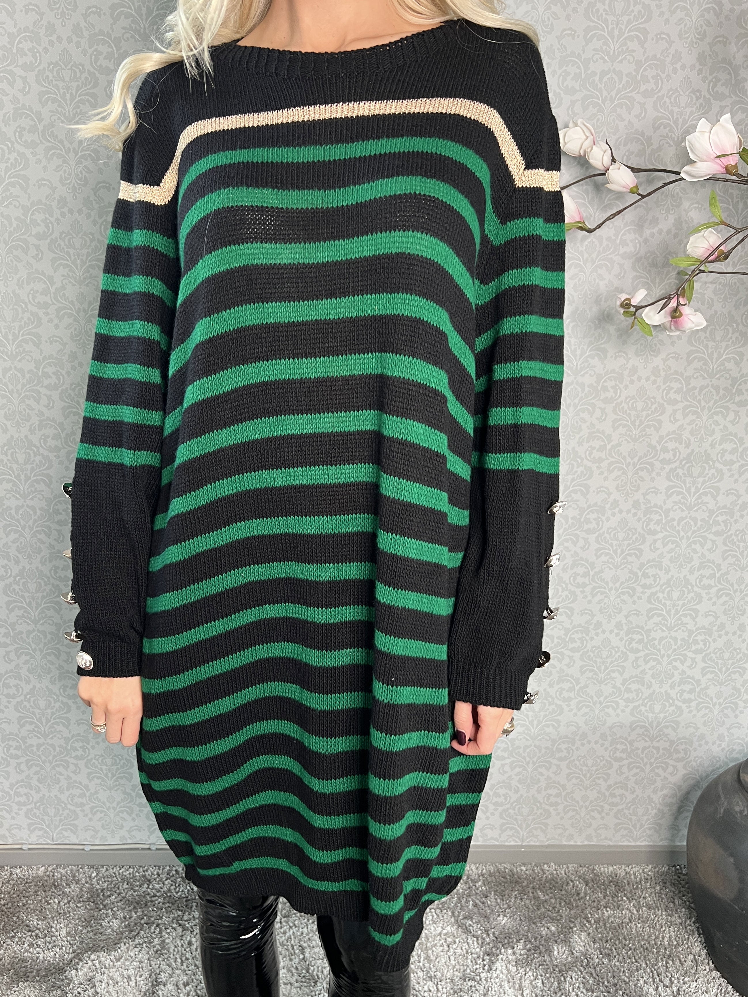 Mirindi - Randig stickad klänning med knappar på ärmarna