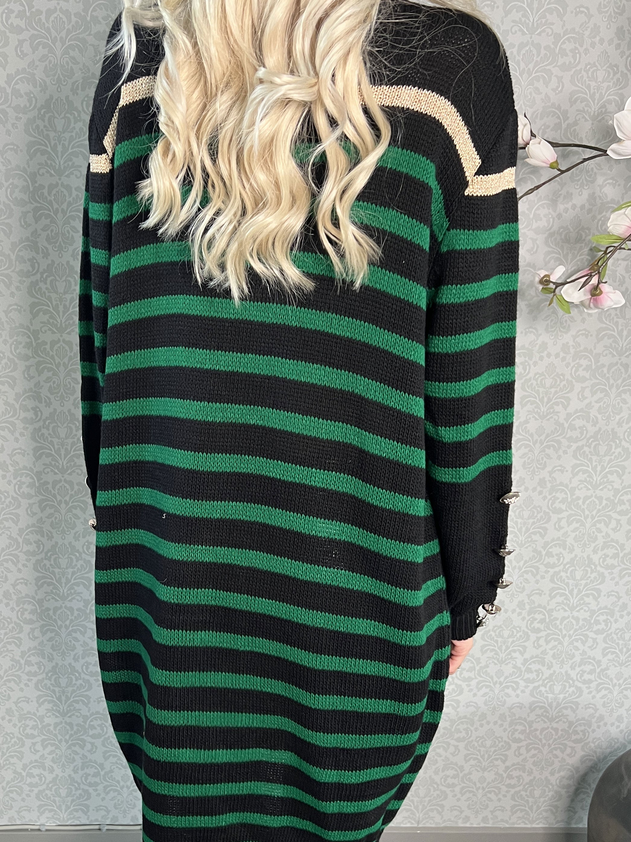 Mirindi - Randig stickad klänning med knappar på ärmarna