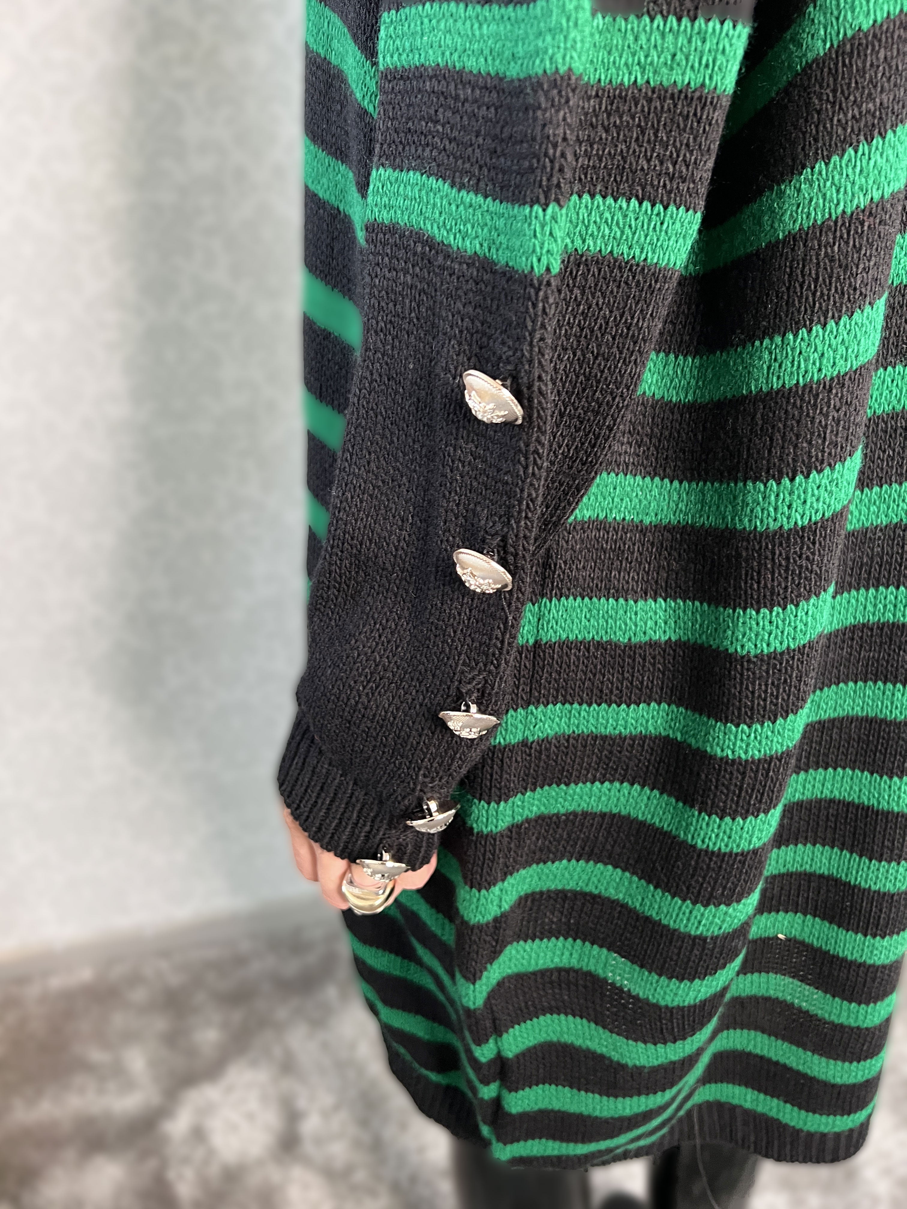 Mirindi - Randig stickad klänning med knappar på ärmarna