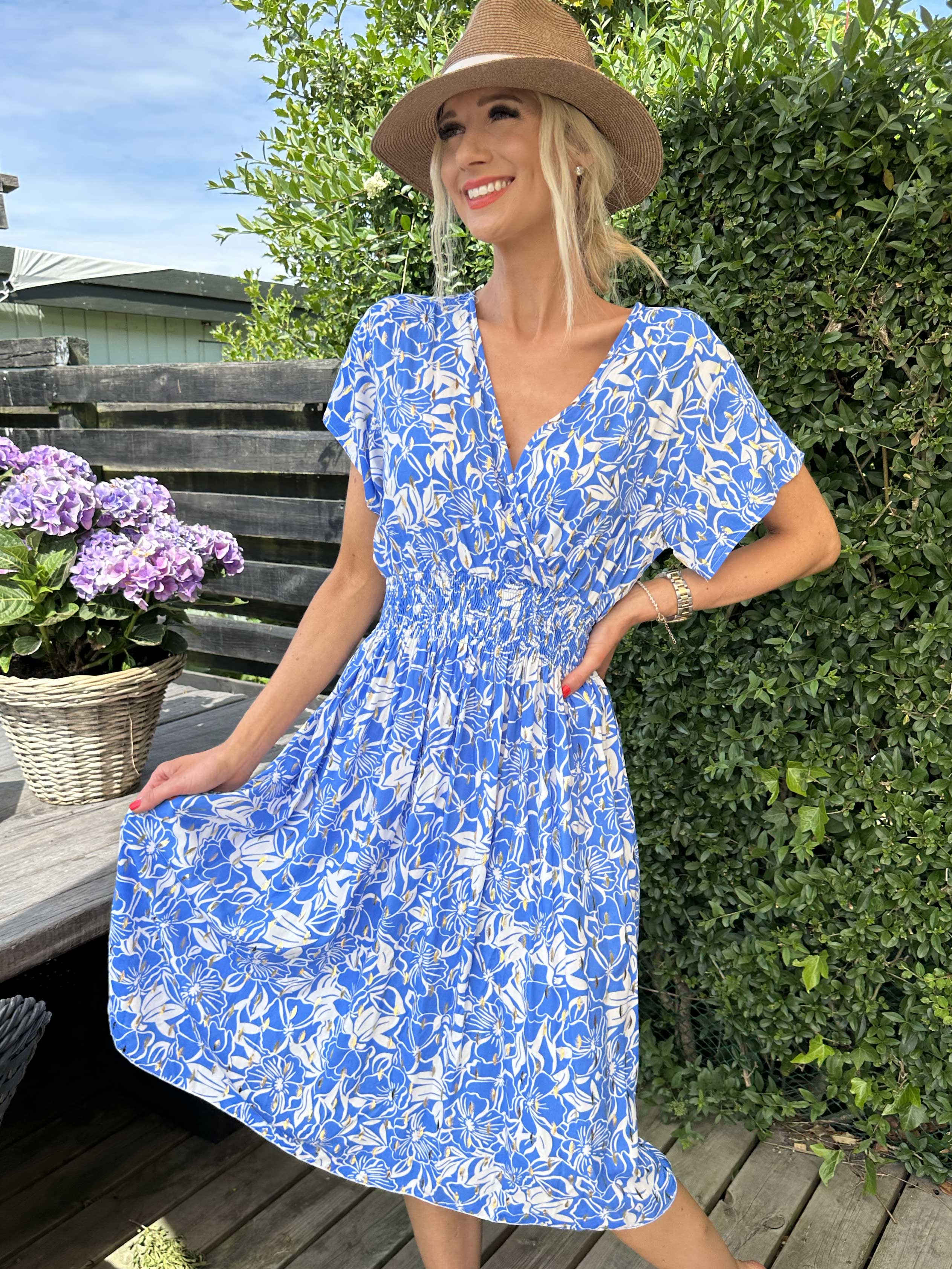 Misha Flower Short - Söt blommig klänning med smock - Black