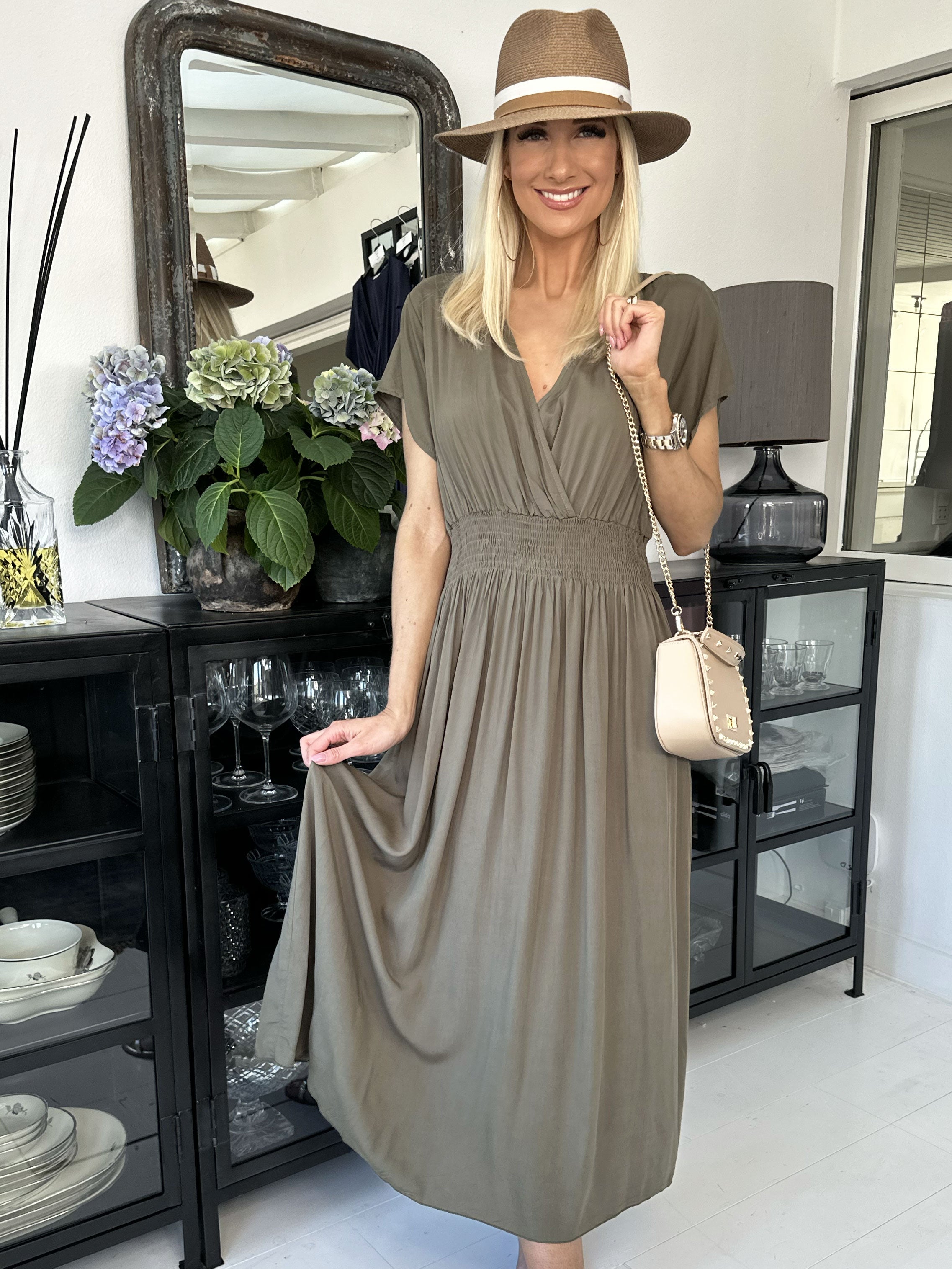 Misha - Söt lång enkel klänning i viskos med smock - Beige