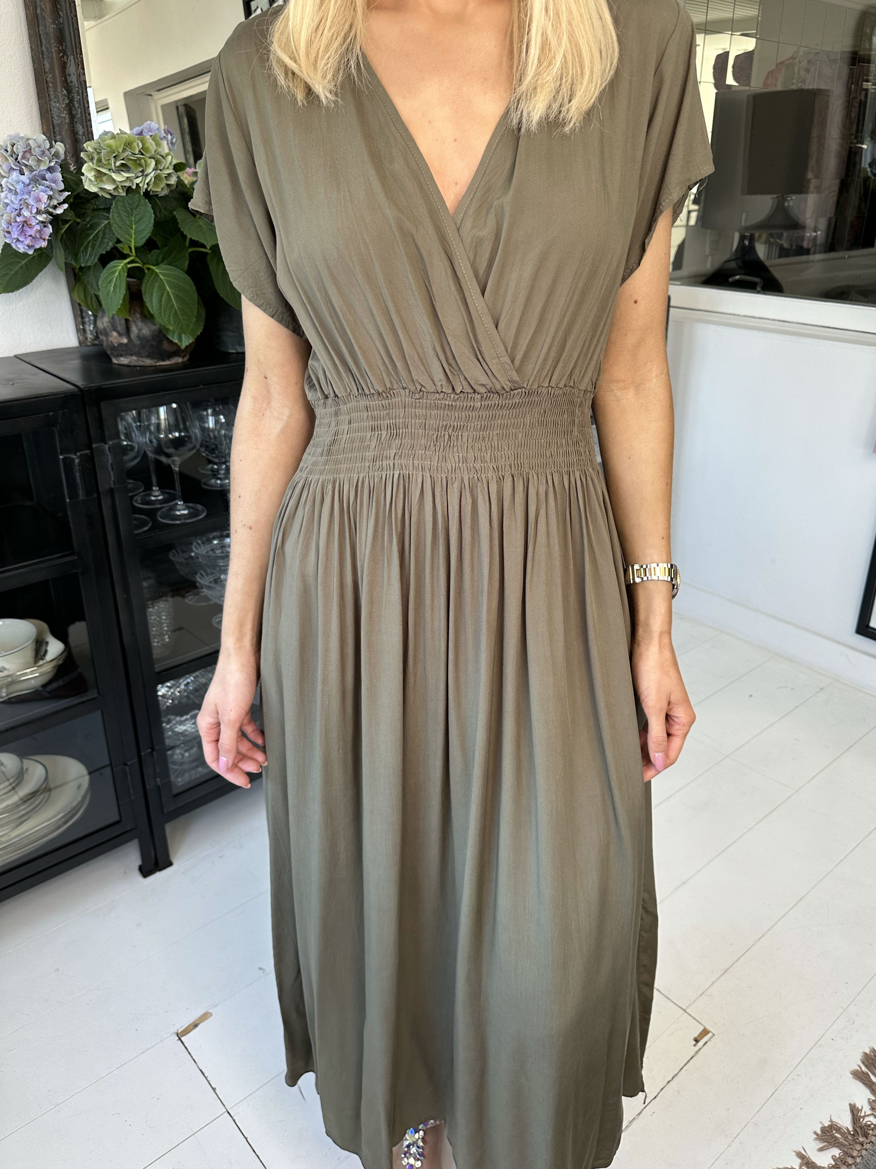 Misha - Söt lång enkel klänning i viskos med smock - Army