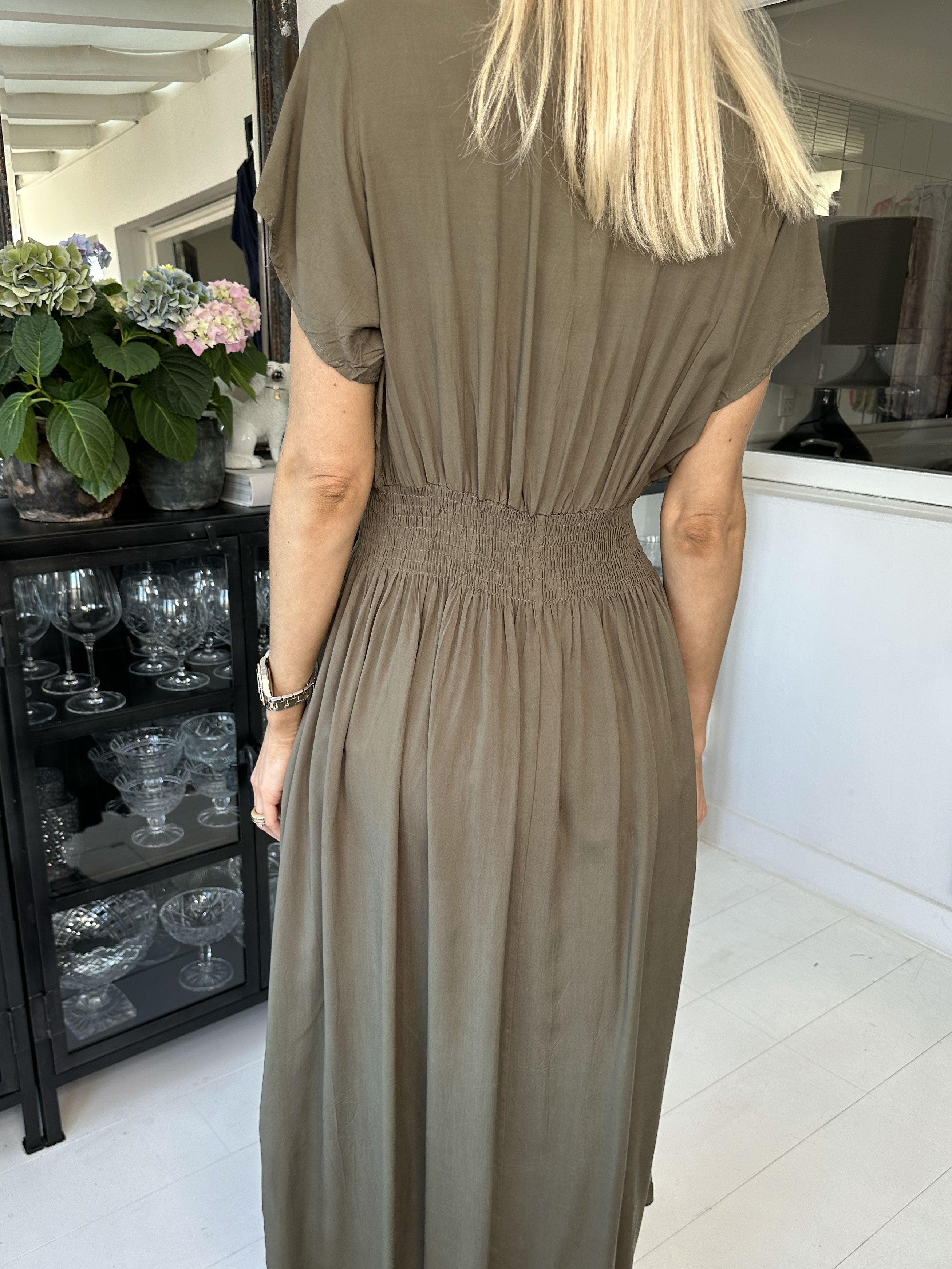 Misha - Söt lång enkel klänning i viskos med smock - Rose