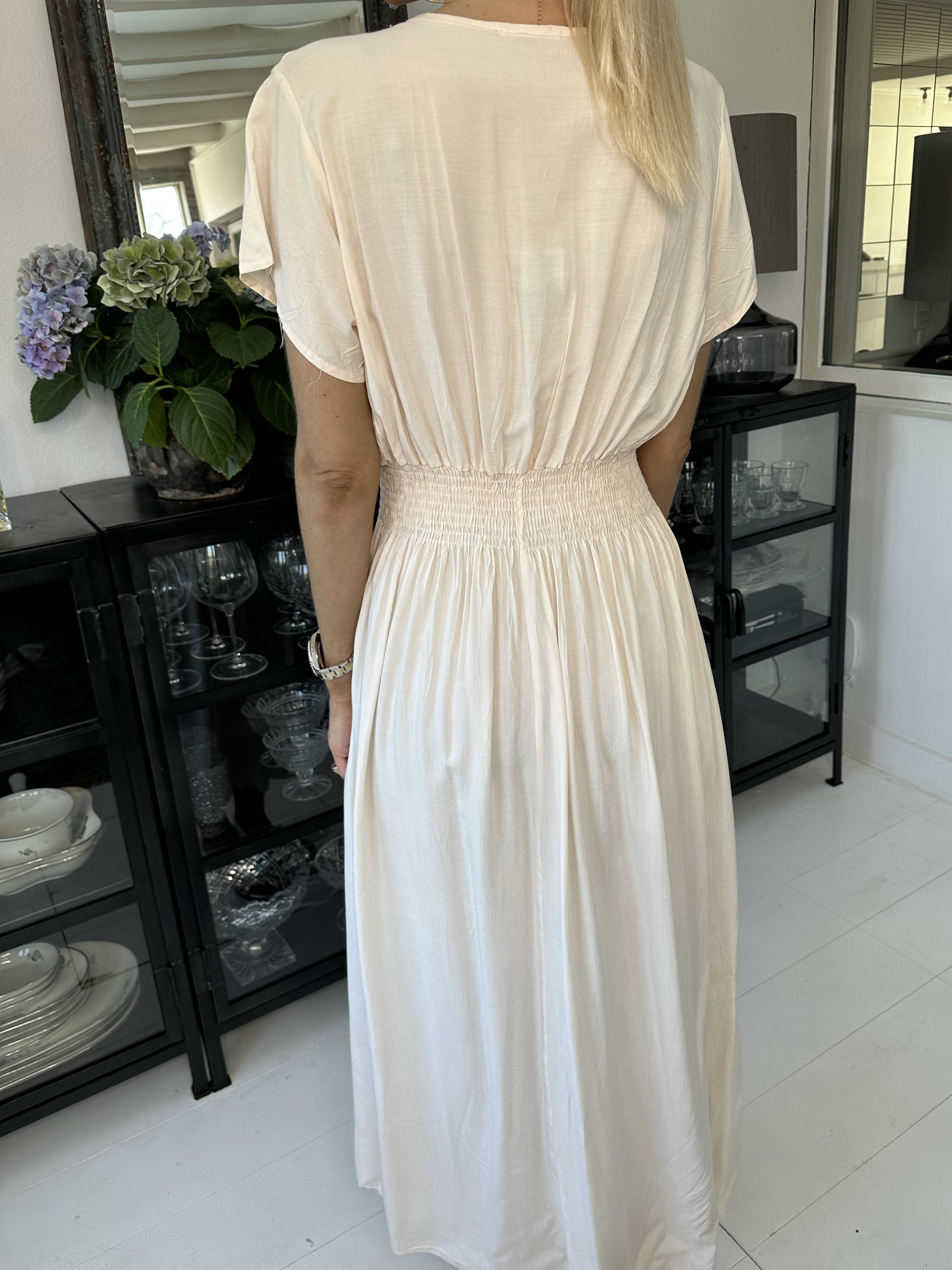 Misha - Söt lång enkel klänning i viskos med smock