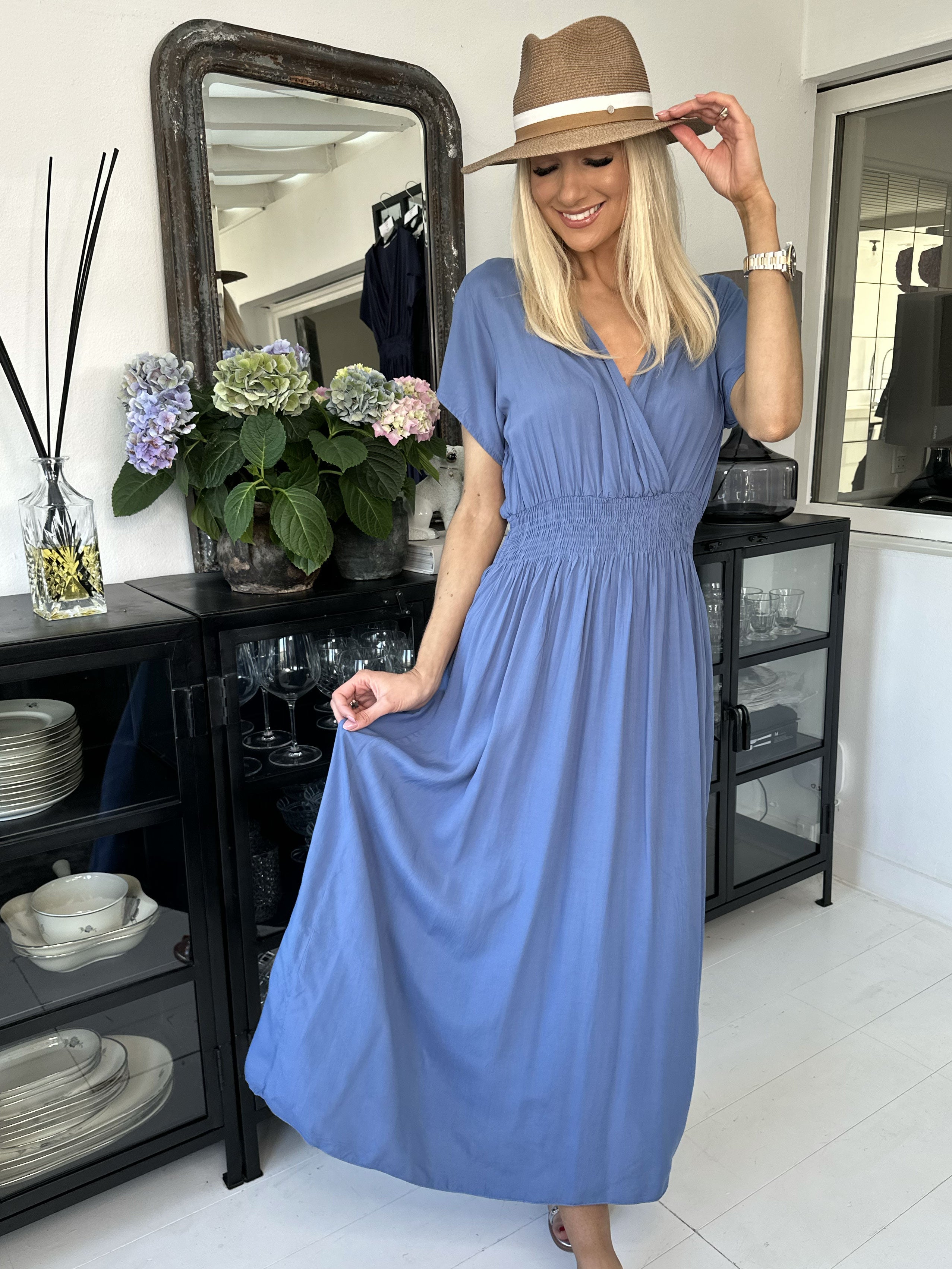 Misha - Söt lång enkel klänning i viskos med smock