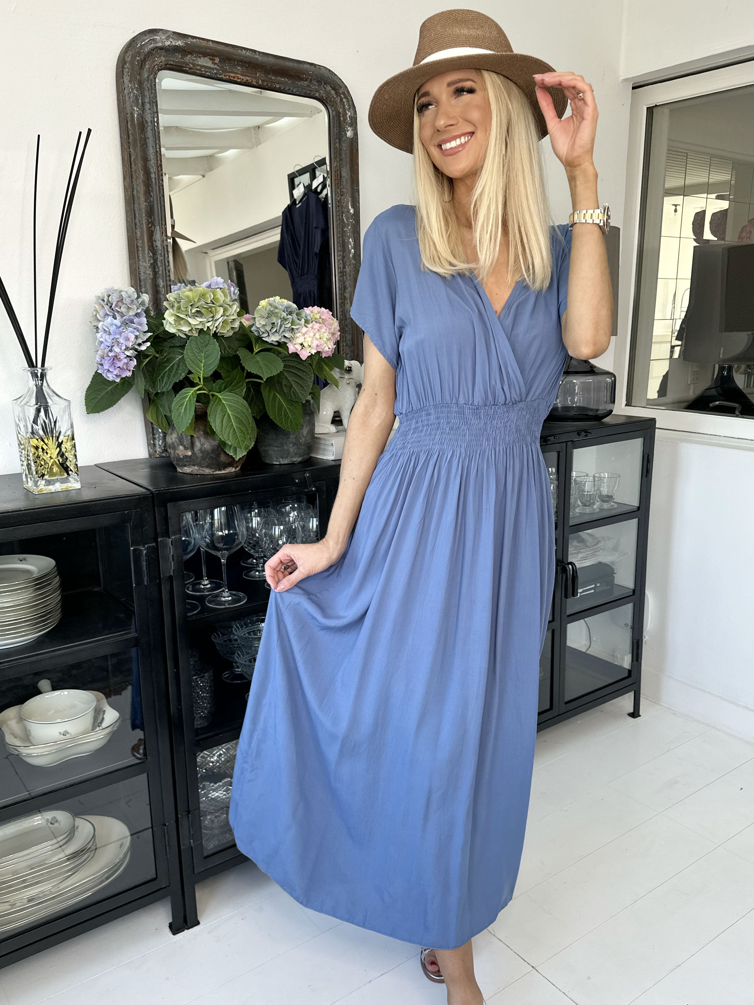 Misha - Söt lång enkel klänning i viskos med smock