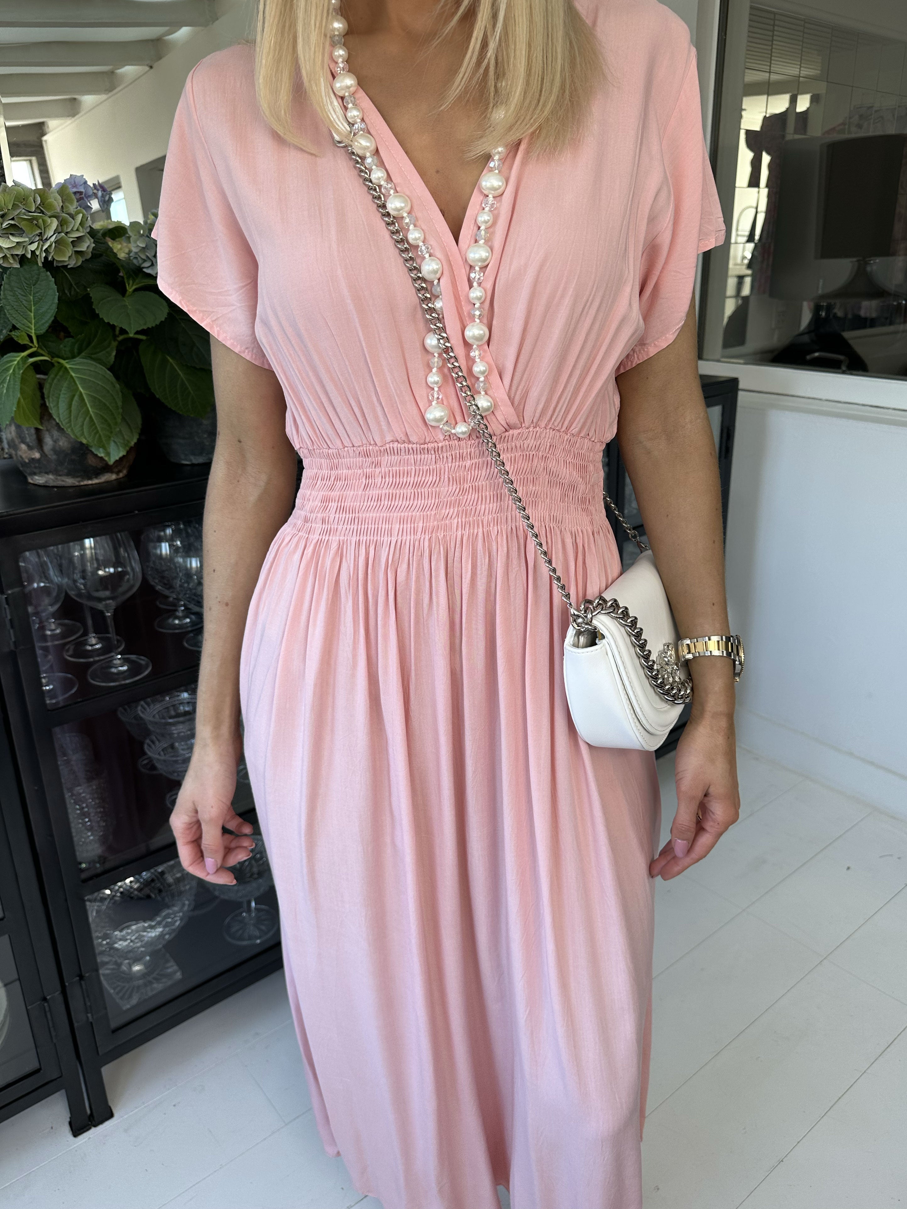 Misha - Söt lång enkel klänning i viskos med smock