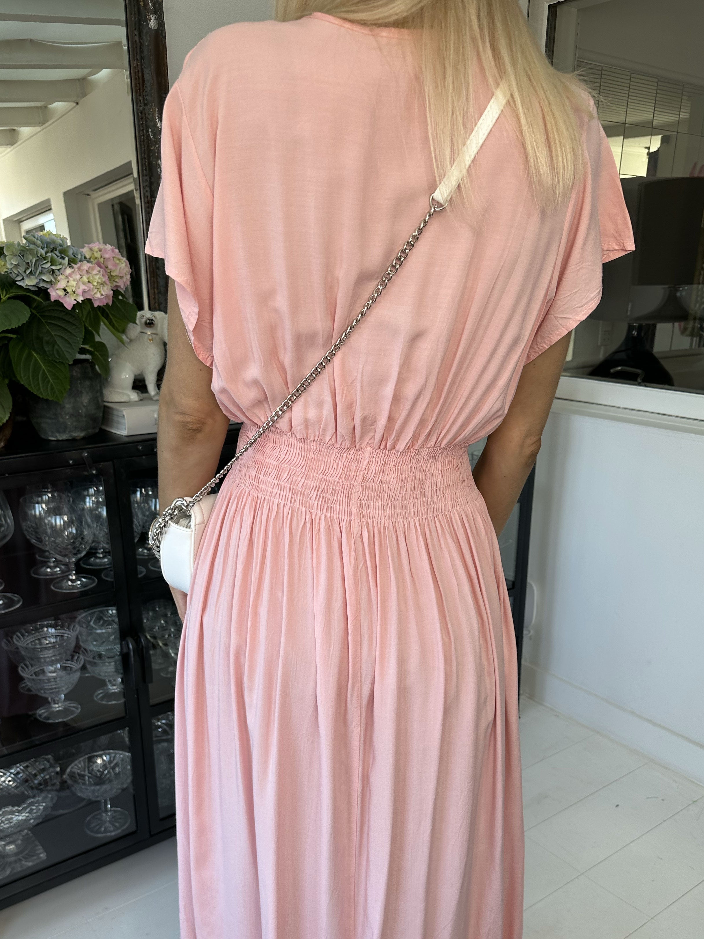 Misha - Söt lång enkel klänning i viskos med smock