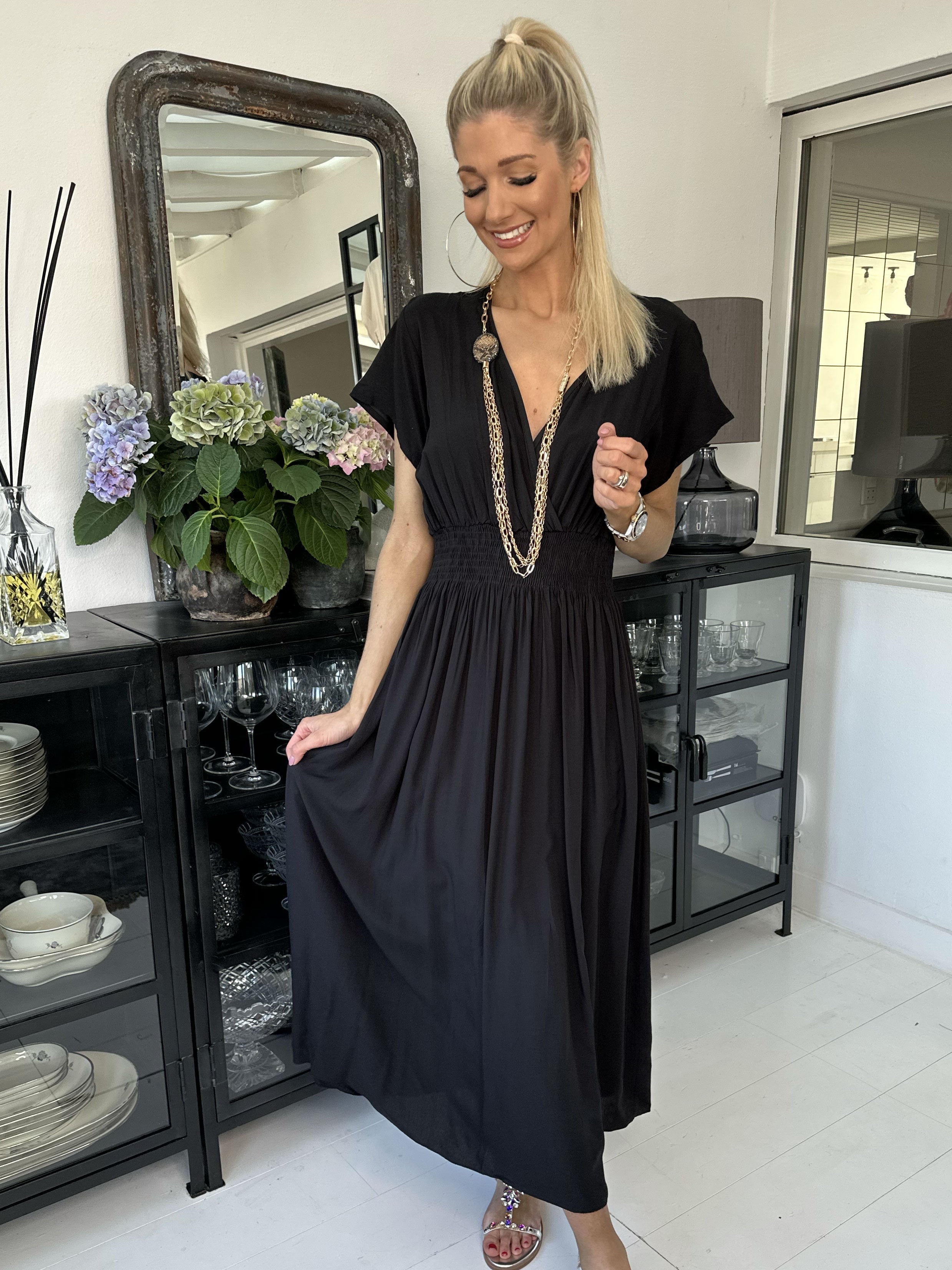 Misha - Söt lång enkel klänning i viskos med smock