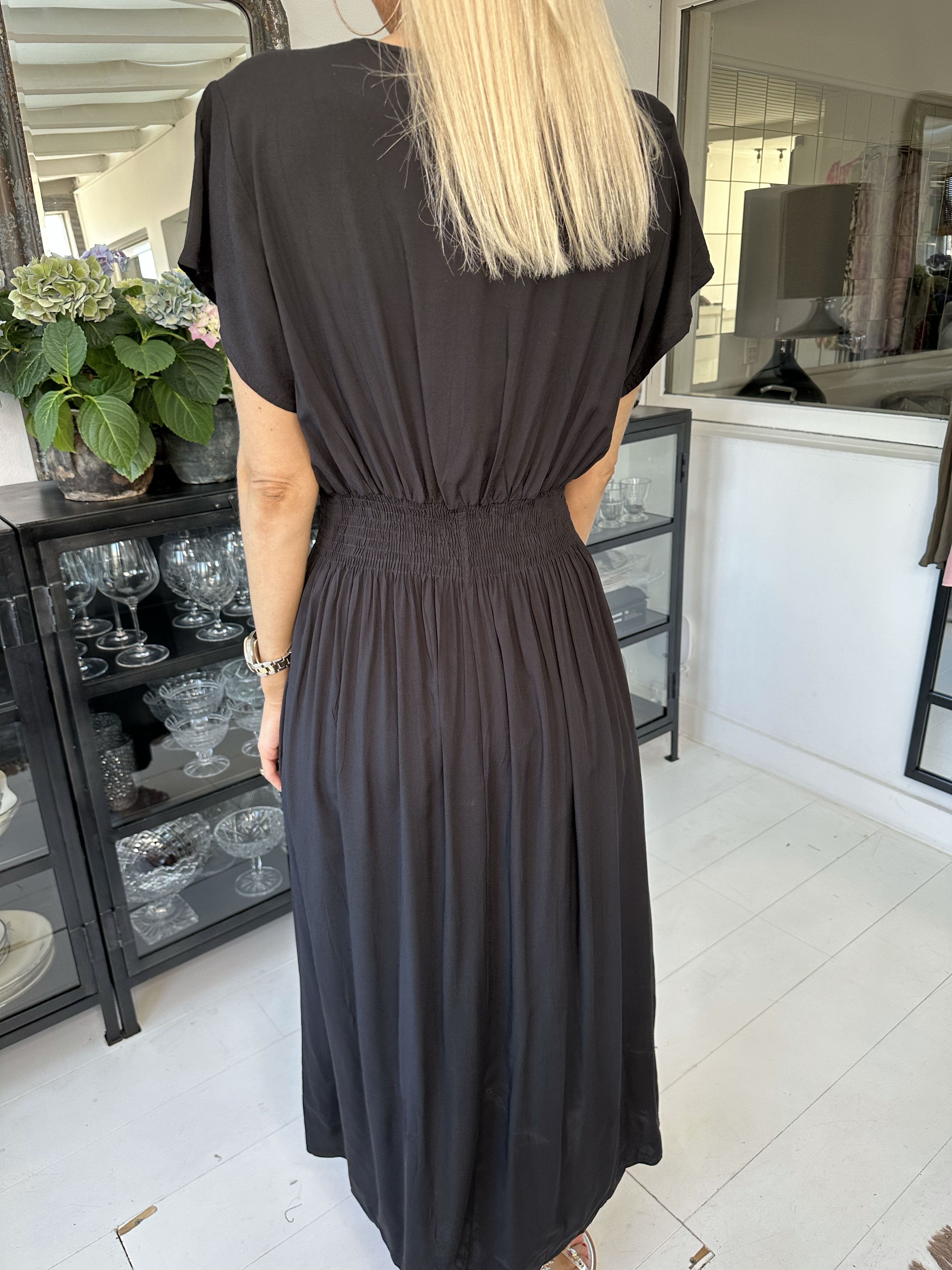 Misha - Söt lång enkel klänning i viskos med smock