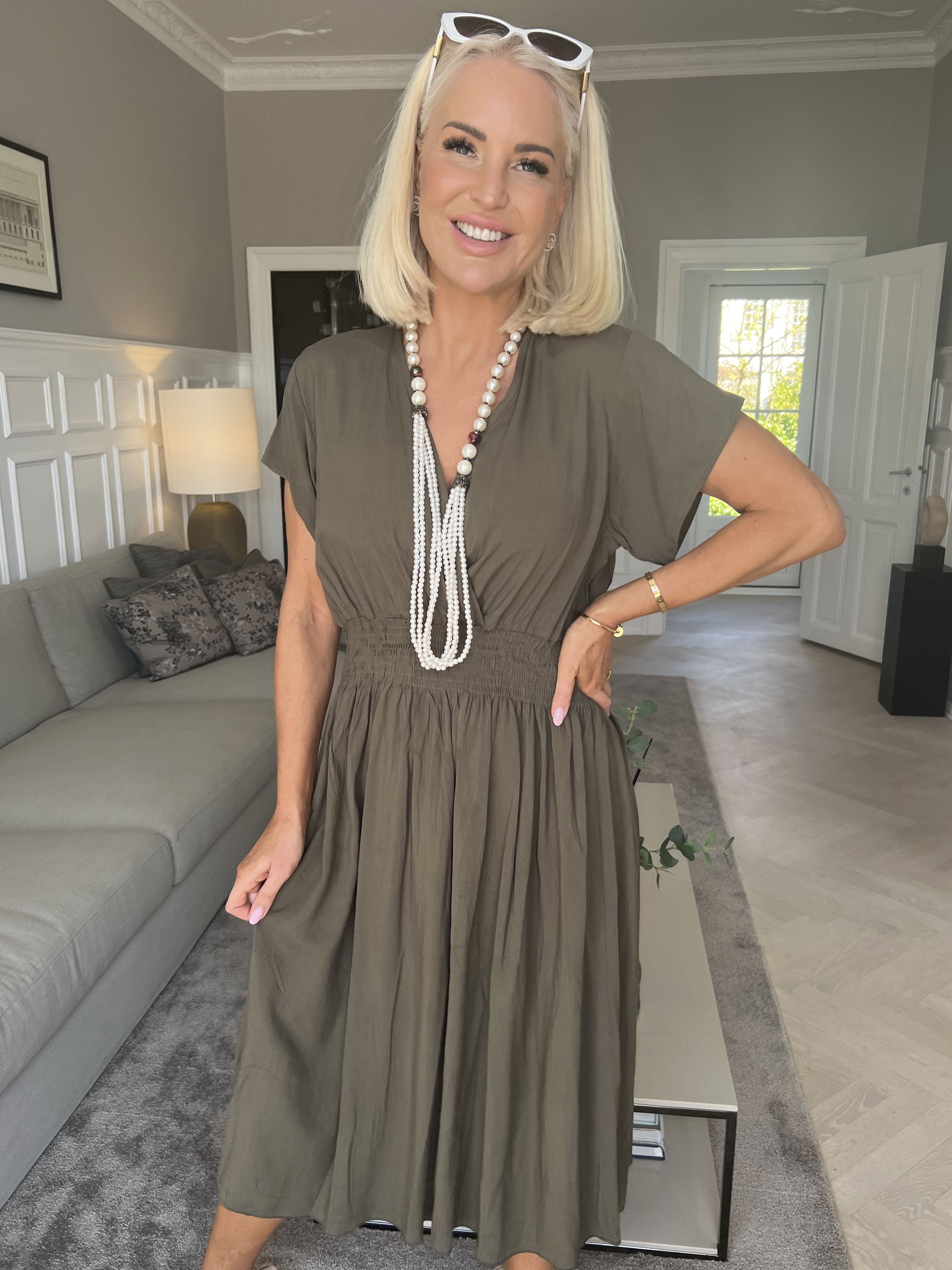 Misha Short - Söt enkel klänning i viskos med smock under bysten - Black