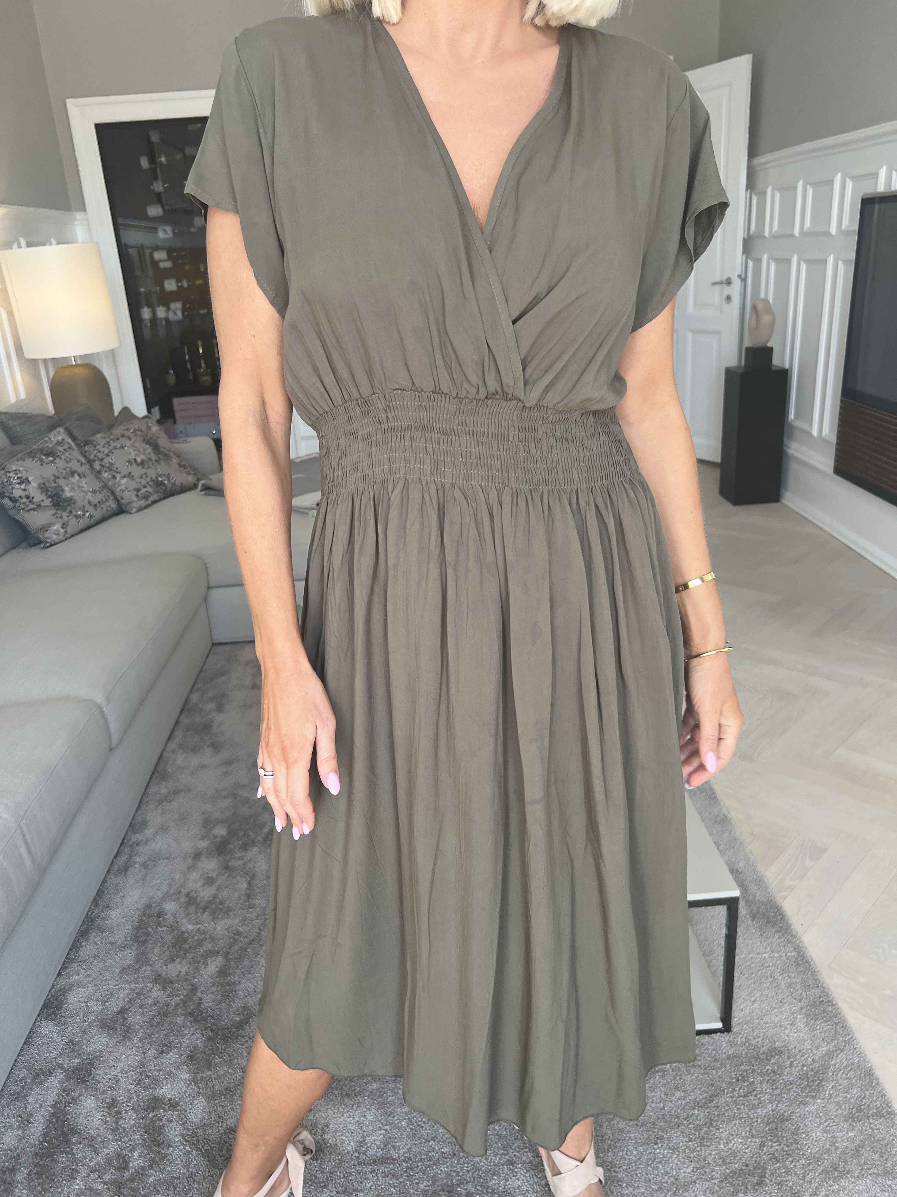 Misha Short - Söt enkel klänning i viskos med smock under bysten - Army