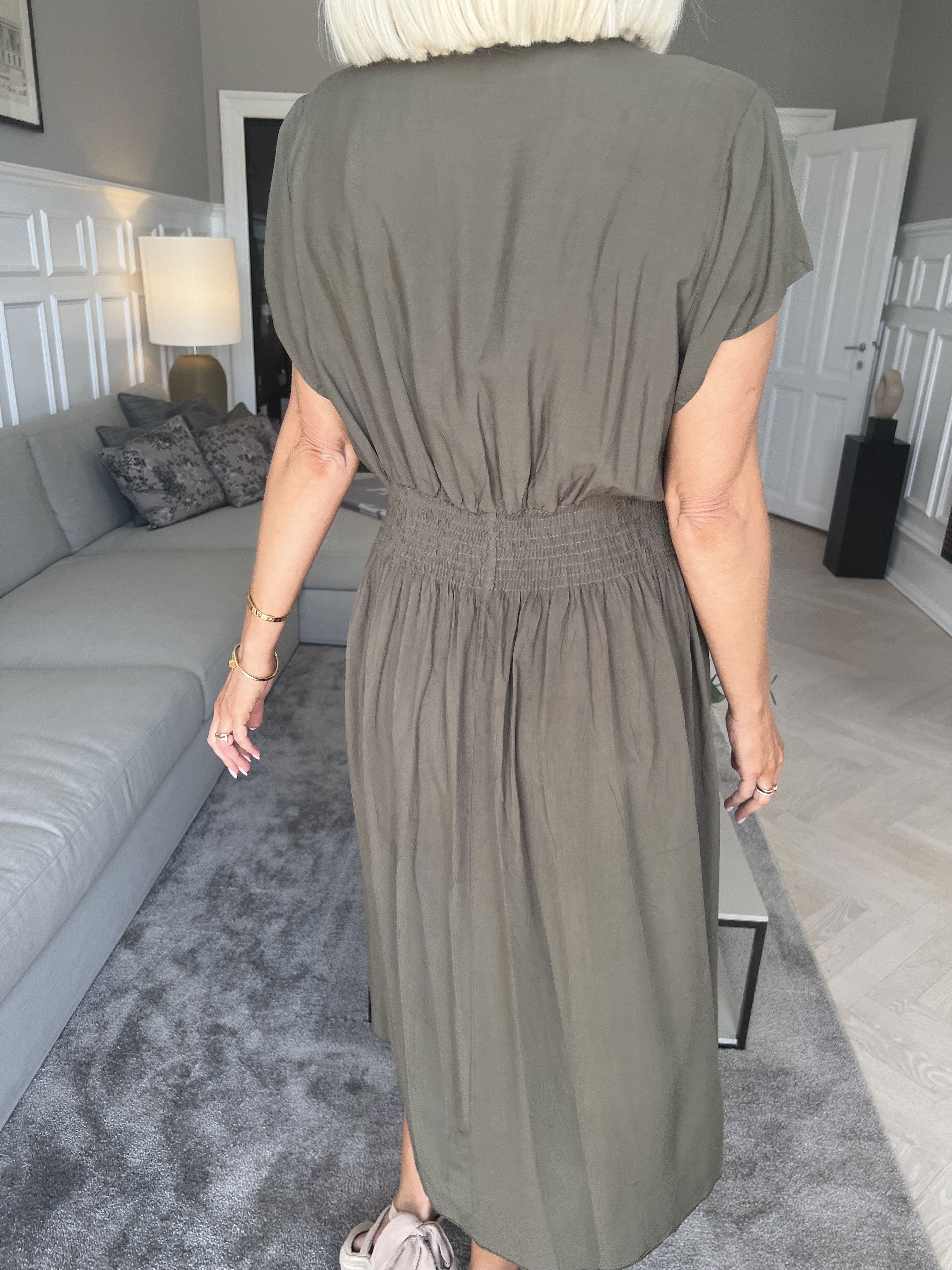 Misha Short - Söt enkel klänning i viskos med smock under bysten - Rose