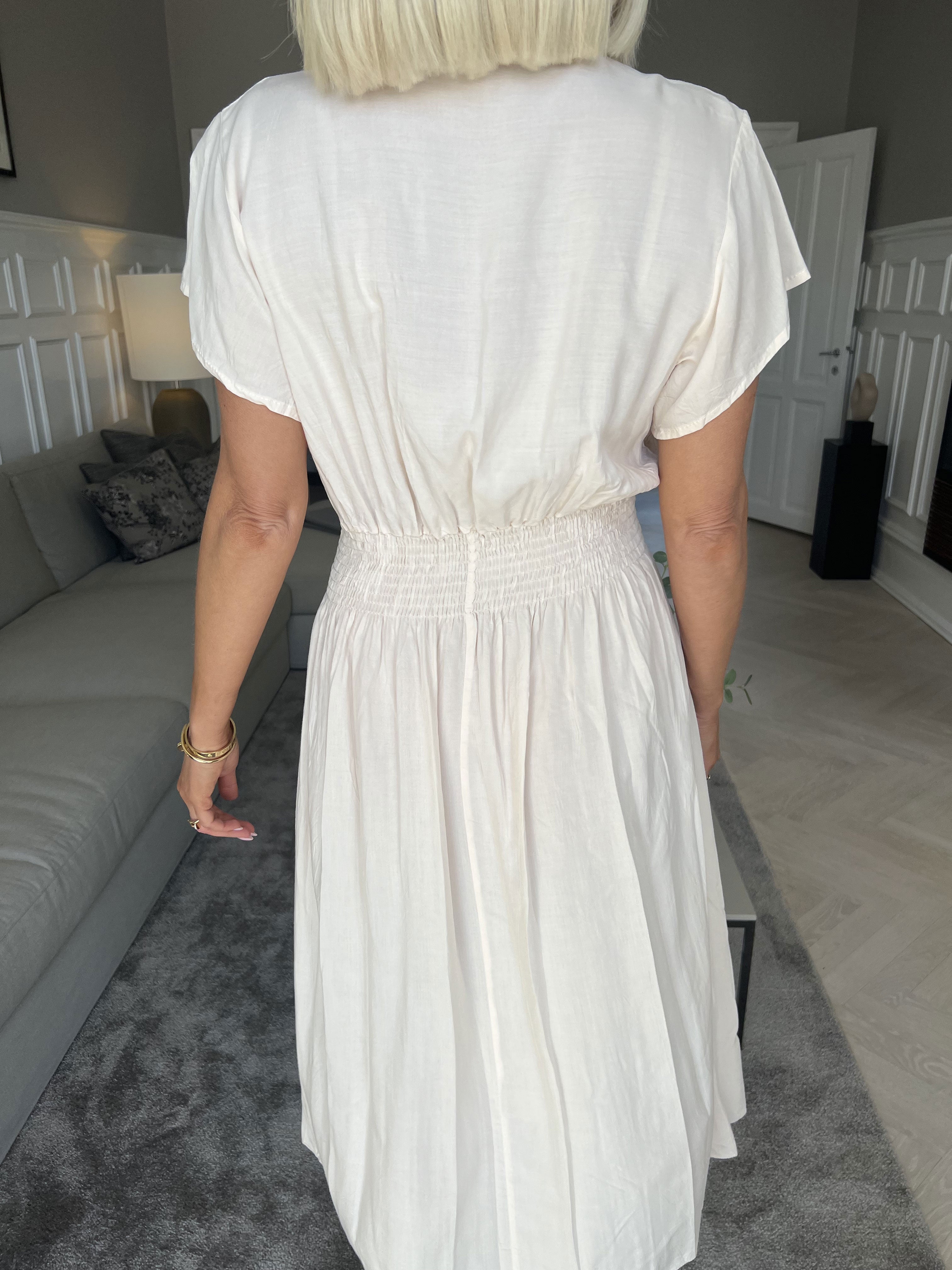 Misha Short - Söt enkel klänning i viskos med smock under bysten - Beige