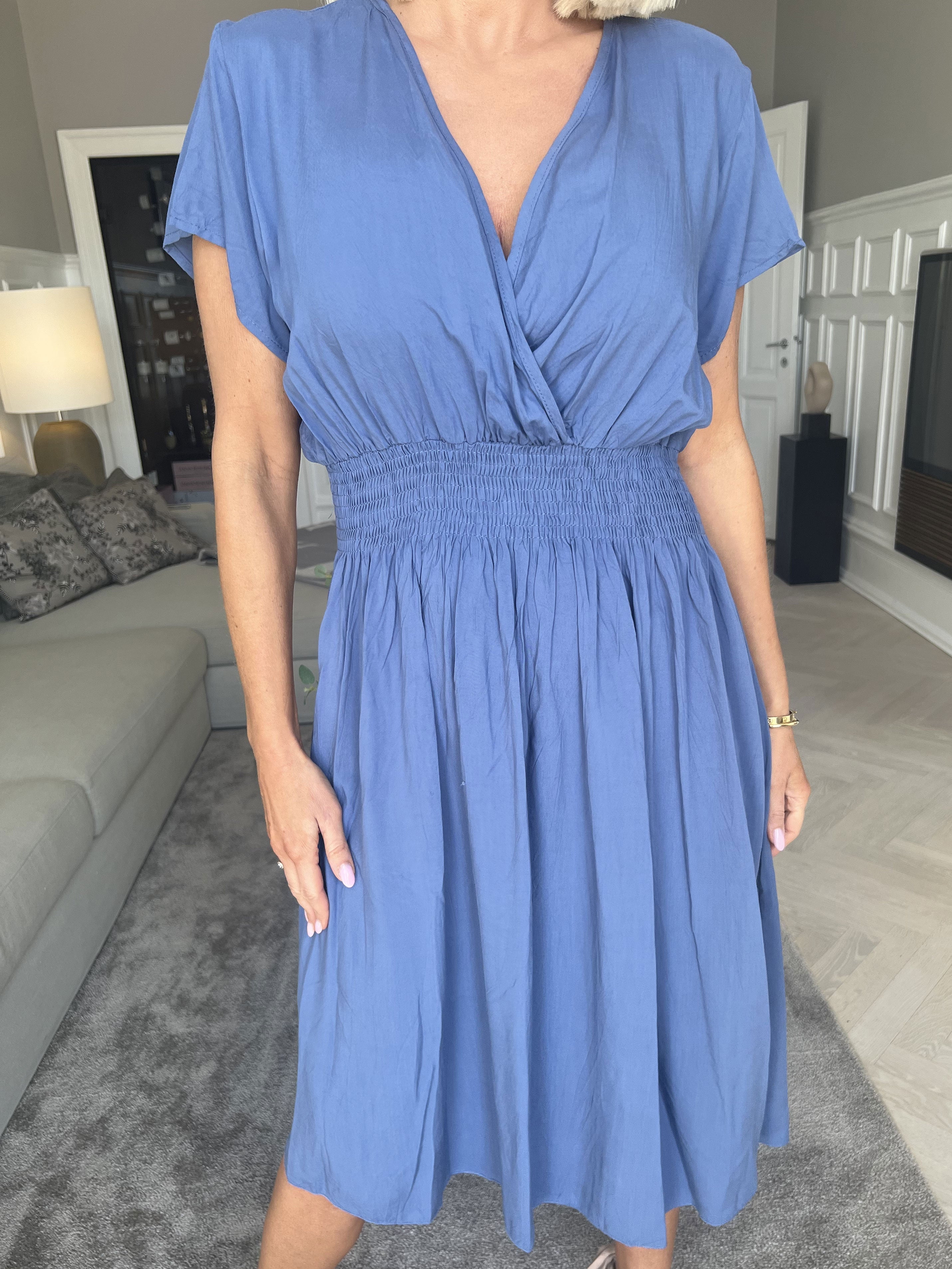 Misha Short - Söt enkel klänning i viskos med smock under bysten