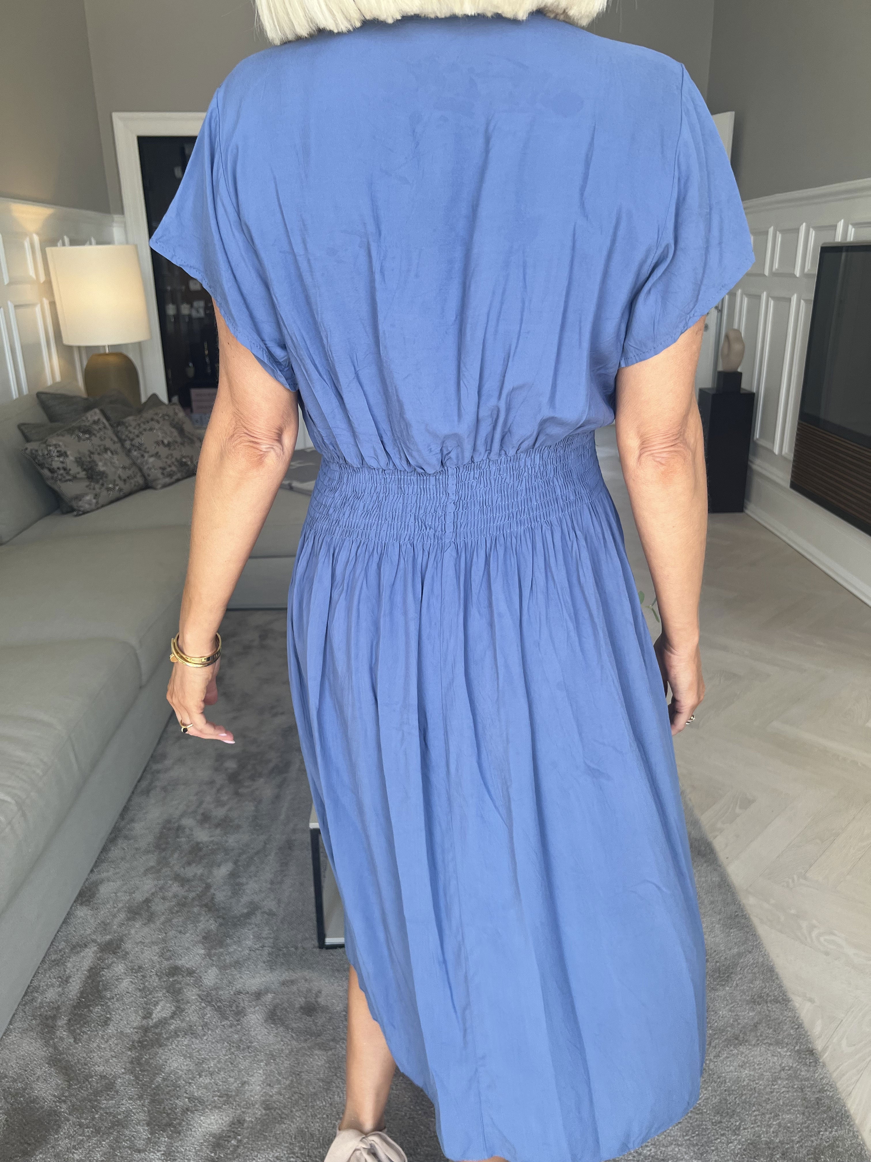 Misha Short - Söt enkel klänning i viskos med smock under bysten